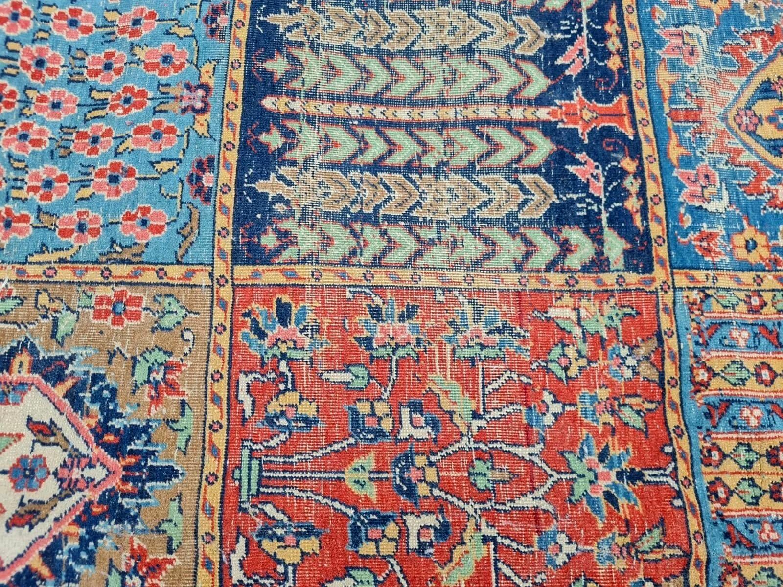 Ce magnifique tapis persan Kazvin, datant des années 1930, est un bel exemple de panneau de jardin qui symbolise l'abondance et l'harmonie dans le tissage persan traditionnel. Le tapis est entièrement fait à la main en laine et présente un tracé