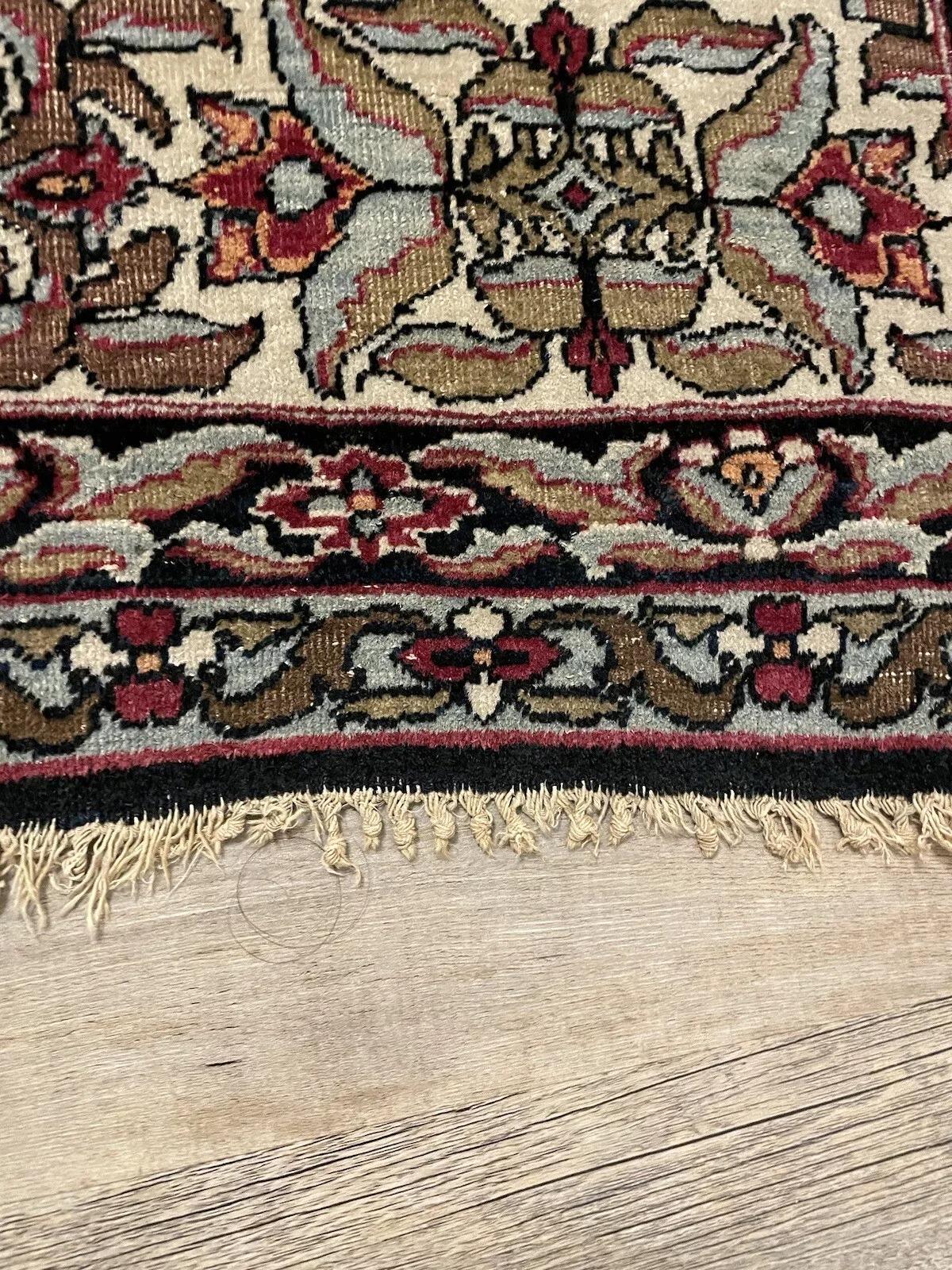 Ce tapis ancien persan Kerman, fabriqué à la main et datant des années 1880, est un exemple époustouflant de l'artisanat traditionnel du Moyen-Orient. Mesurant 4,9 pieds (151 cm) de largeur et 7 pieds (215 cm) de longueur, ce tapis en laine exquis