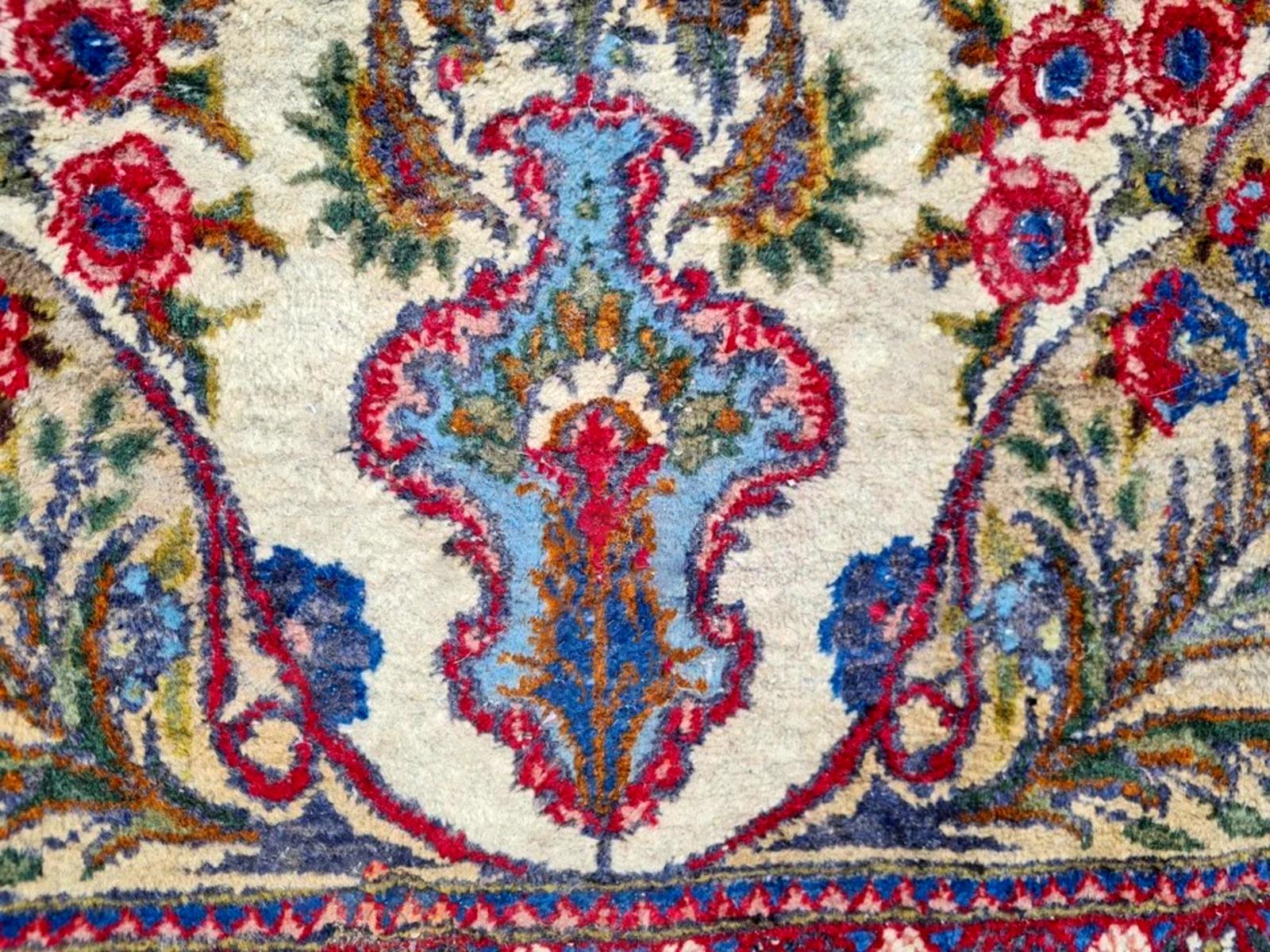 Entra in un giardino paradisiaco: Antico Kerman persiano
Immergiti nella squisita maestria di questo antico tappeto persiano Kerman fatto a mano, un pezzo davvero accattivante che proviene dalle stimate tradizioni di tessitura di Kerman, in Iran, e
