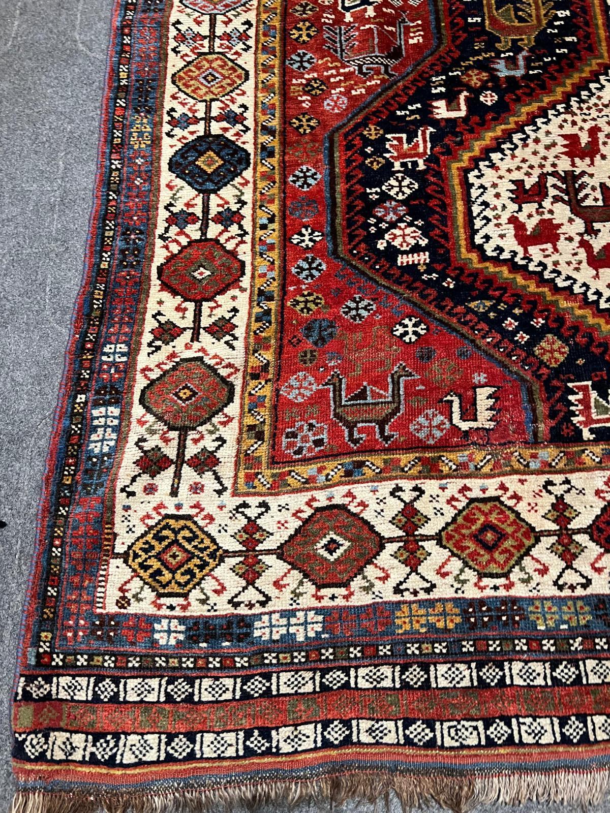 Ce tapis persan Khamseh des années 1870 est remarquable et rare. Il se distingue par ses motifs complexes et son excellent état d'origine. Cette pièce témoigne des magistrales traditions de tissage de la Confédération de Khamseh, et elle est rendue