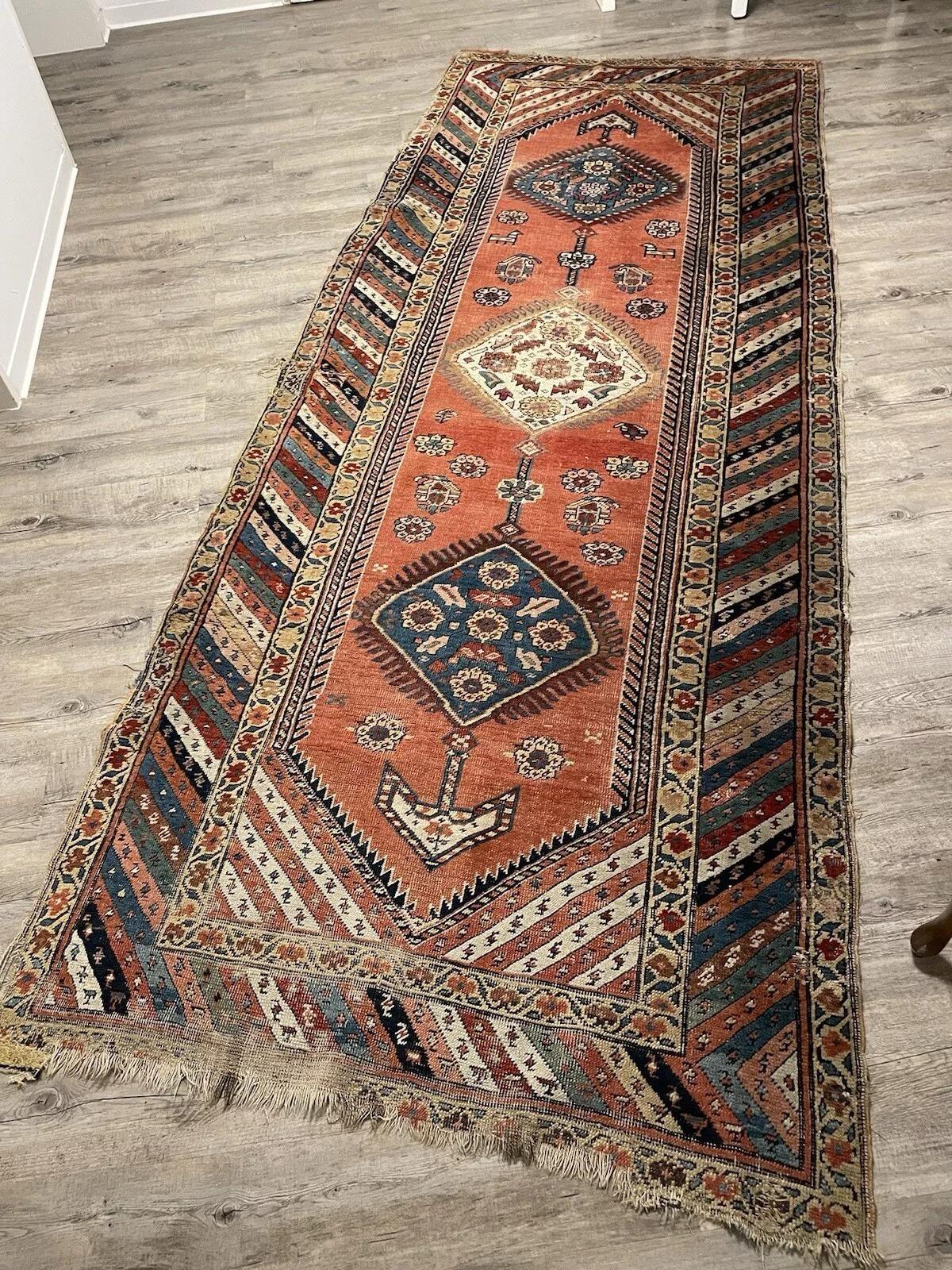 Auténtico Legado Tribal: Alfombra kurda persa antigua hecha a mano
Descubre la rica historia y el atrevido arte de esta alfombra kurda persa antigua hecha a mano, una pieza verdaderamente única tejida con robusta lana natural en las regiones