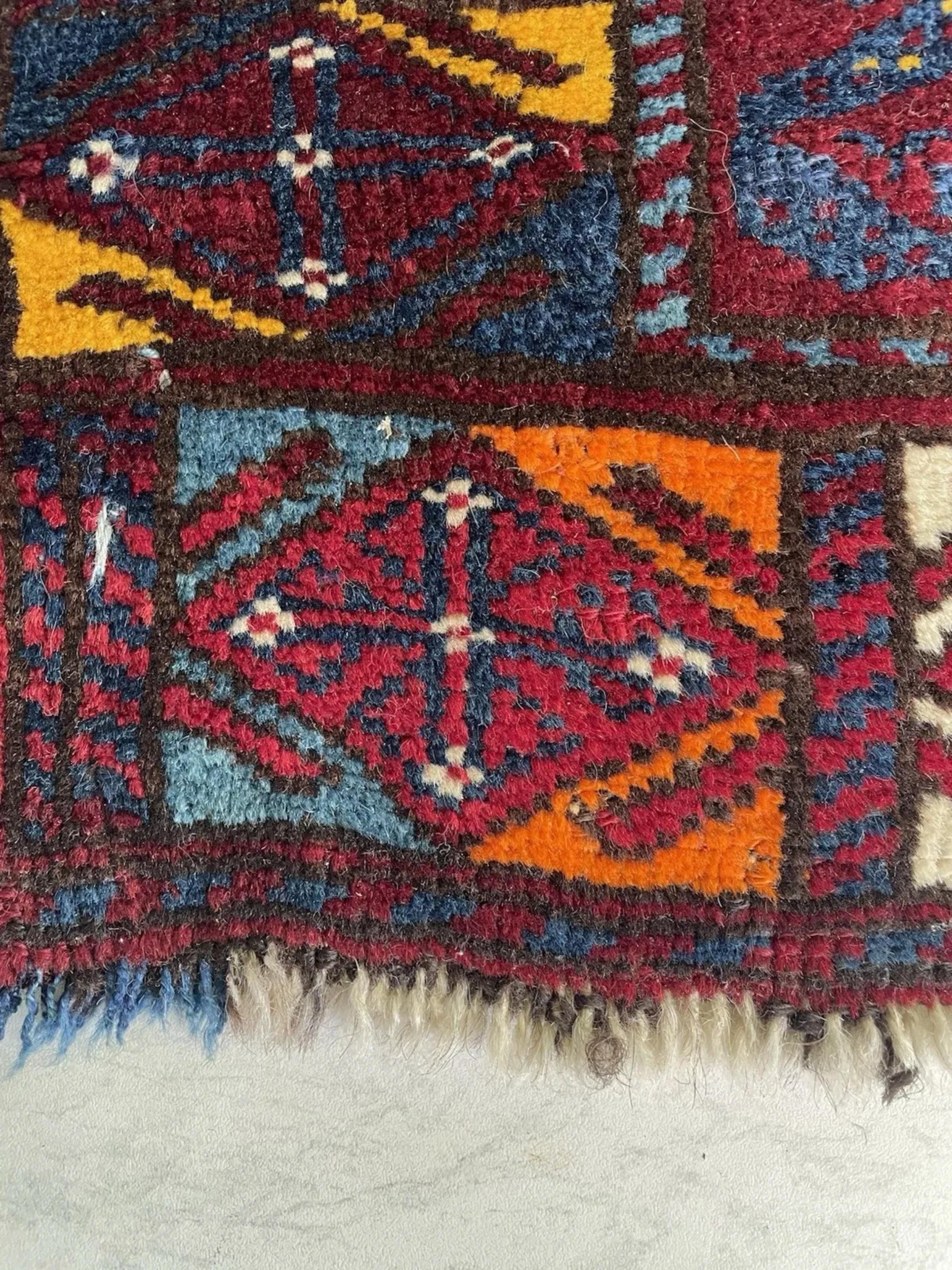 Rare face de sac tribal Jaf antique et de grande collection, nouée à la main à partir de laine douce et non teinte dans la région de tissage kurde vers les années 1890. Les visages de sac sont prisés des collectionneurs pour leur art nomade pur et