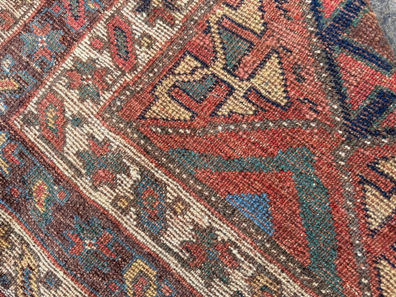 Découvrez la riche tradition textile du peuple kurde avec ce superbe tapis persan ancien, méticuleusement noué à la main dans les années 1880. Cette pièce captivante présente un ensemble éblouissant de diamants répétitifs, chacun rempli de motifs