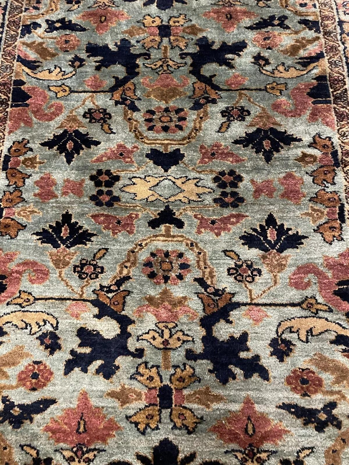 Questo antico tappeto persiano Lilihan degli anni '20 è uno splendido esempio di artigianato tradizionale. Con una larghezza di 3,4 piedi (105 cm) e una lunghezza di 5,5 piedi (167 cm), questo squisito tappeto in lana è in buone condizioni e