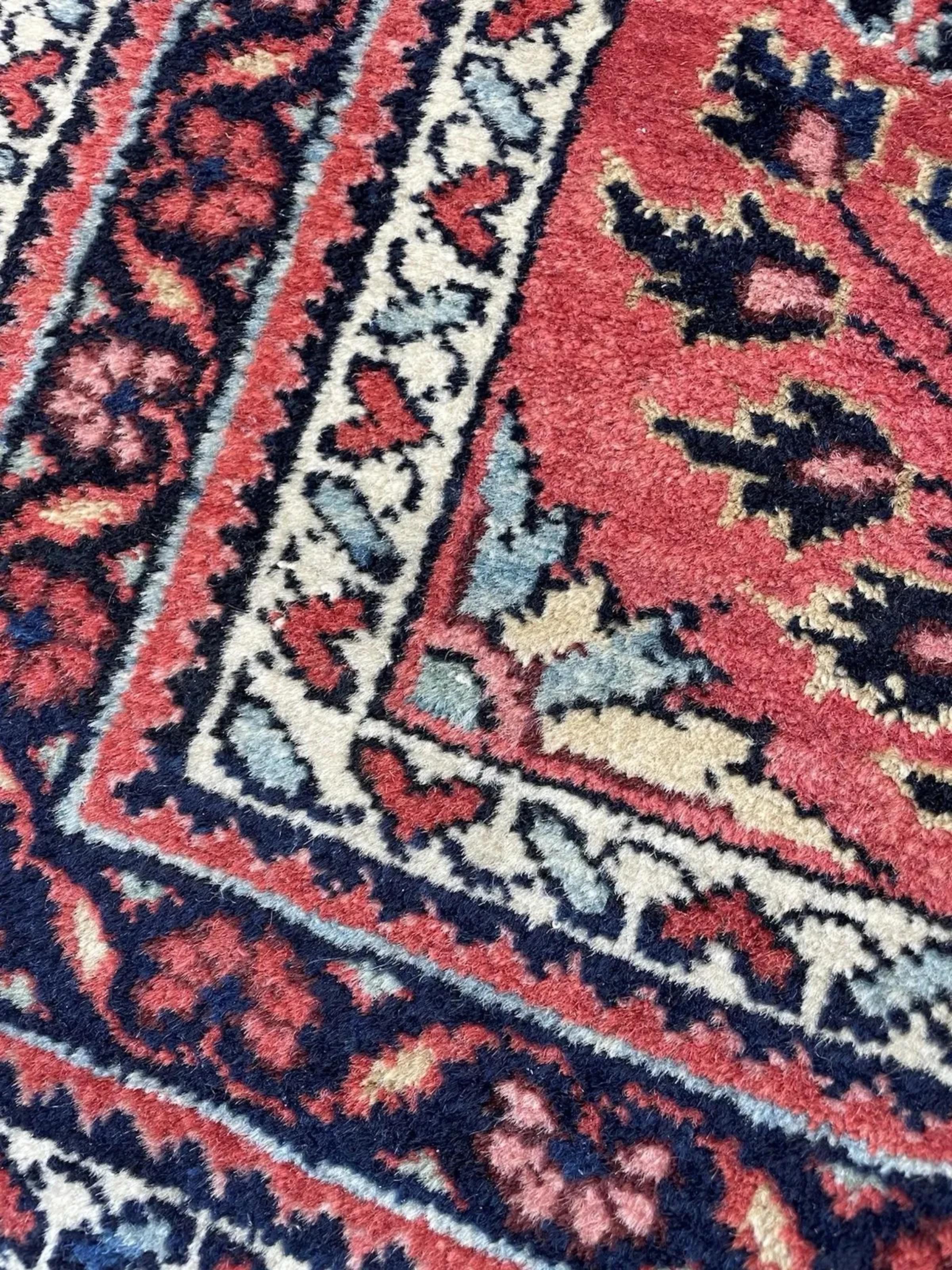 Pièce exquise du patrimoine persan, ce tapis Lilihan ancien a été méticuleusement noué à la main au Moyen-Orient dans les années 1920. Les tapis Lilihan sont réputés pour leur laine douce, leur construction durable et leurs motifs floraux