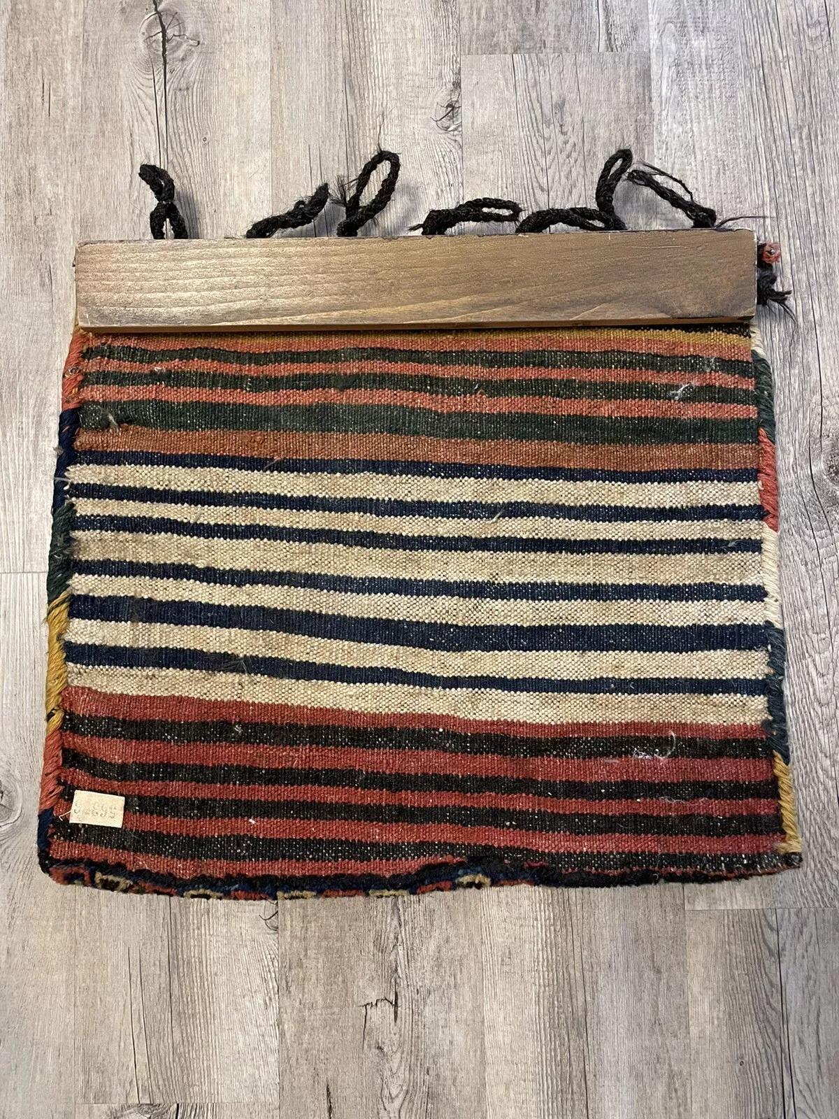 Sac à sel artisanal de collection Persan Luri 1.5' x 1.8', 1900s - 1N29 en vente 5
