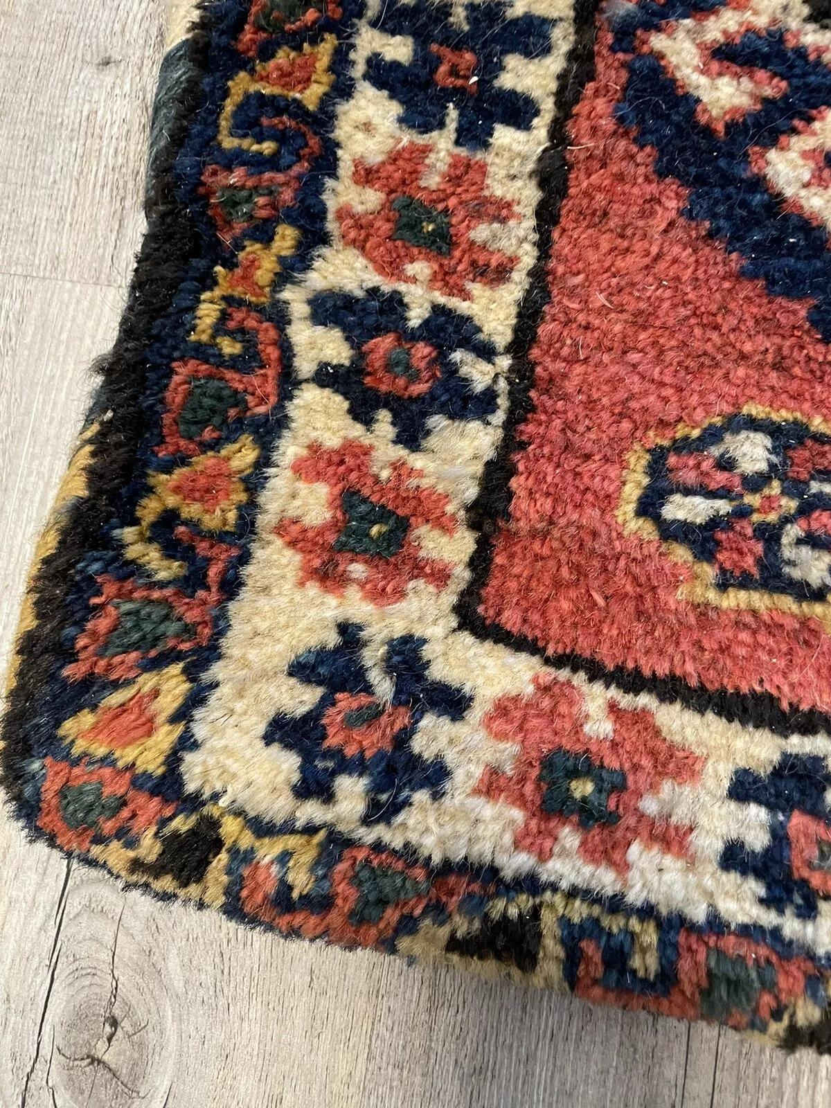 Début du 20ème siècle Sac à sel artisanal de collection Persan Luri 1.5' x 1.8', 1900s - 1N29 en vente