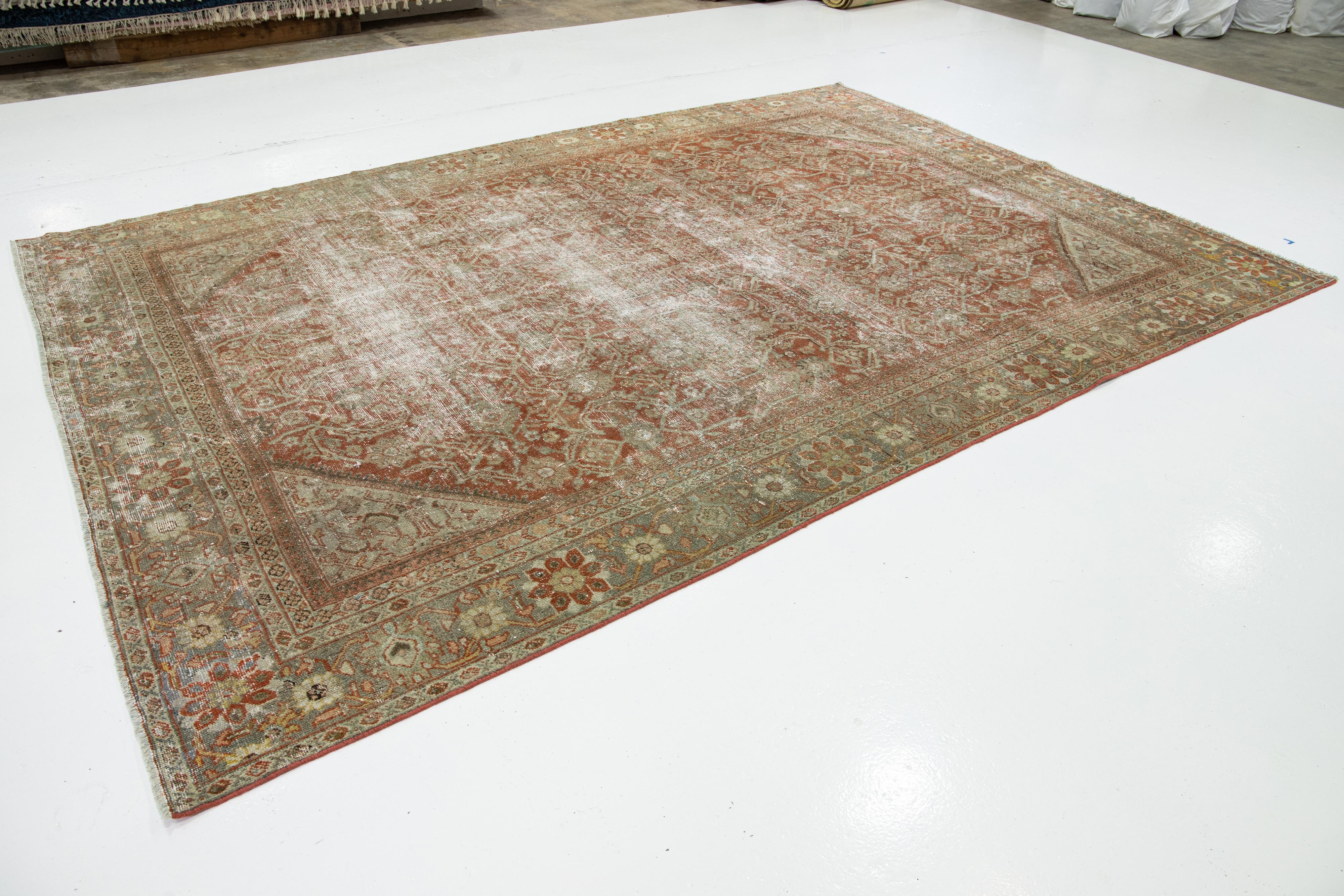 Noué à la main Tapis persan Mahal ancien fait à la main, de couleur rouille avec motif sur toute sa surface en vente