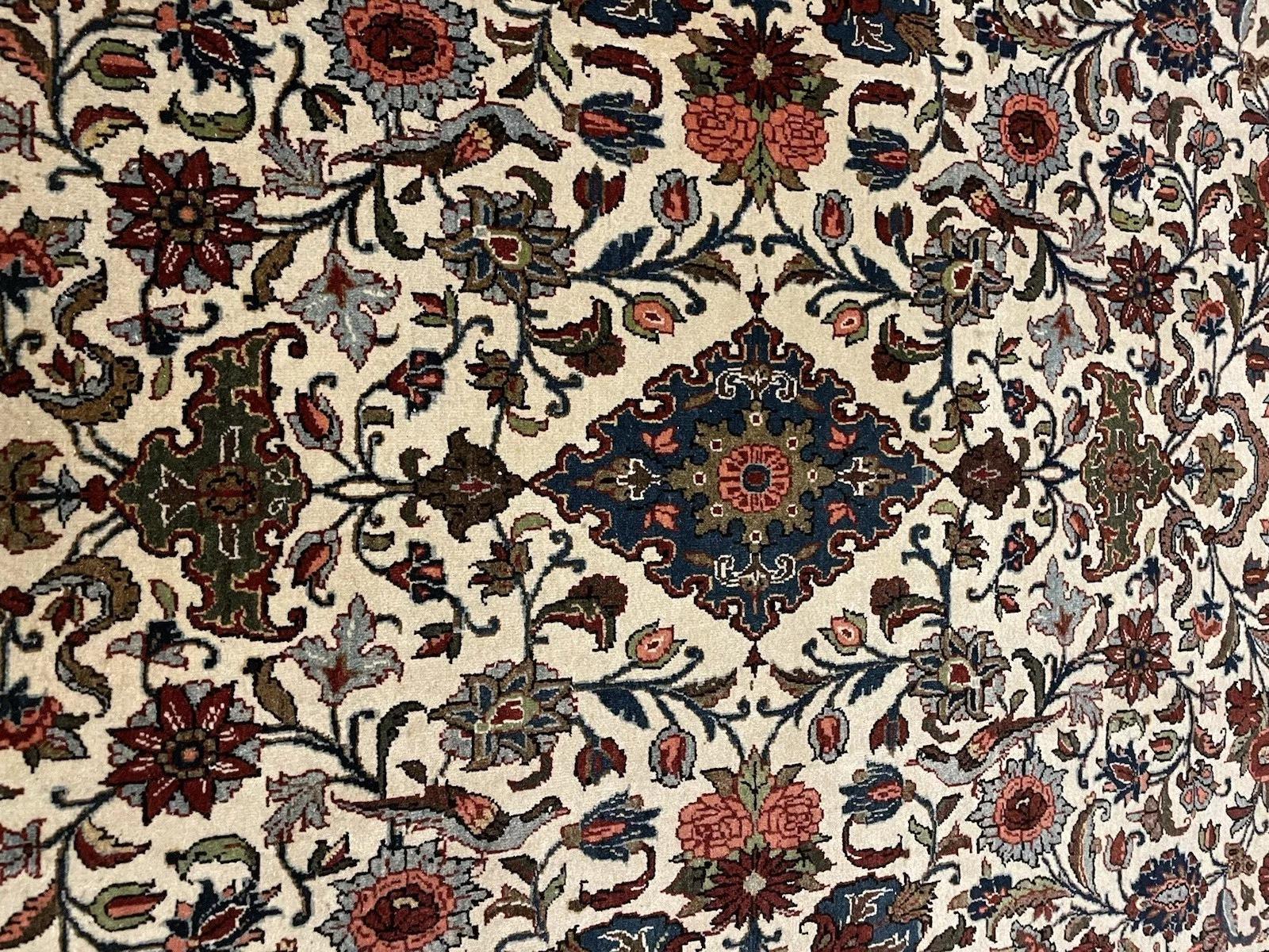 Artesanía elegante: Alfombra persa antigua de lana malayer hecha a mano
Adéntrate en el sofisticado mundo del tejido persa con esta exquisita alfombra antigua Malayer hecha a mano, meticulosamente elaborada con pura lana natural en Persia hacia la