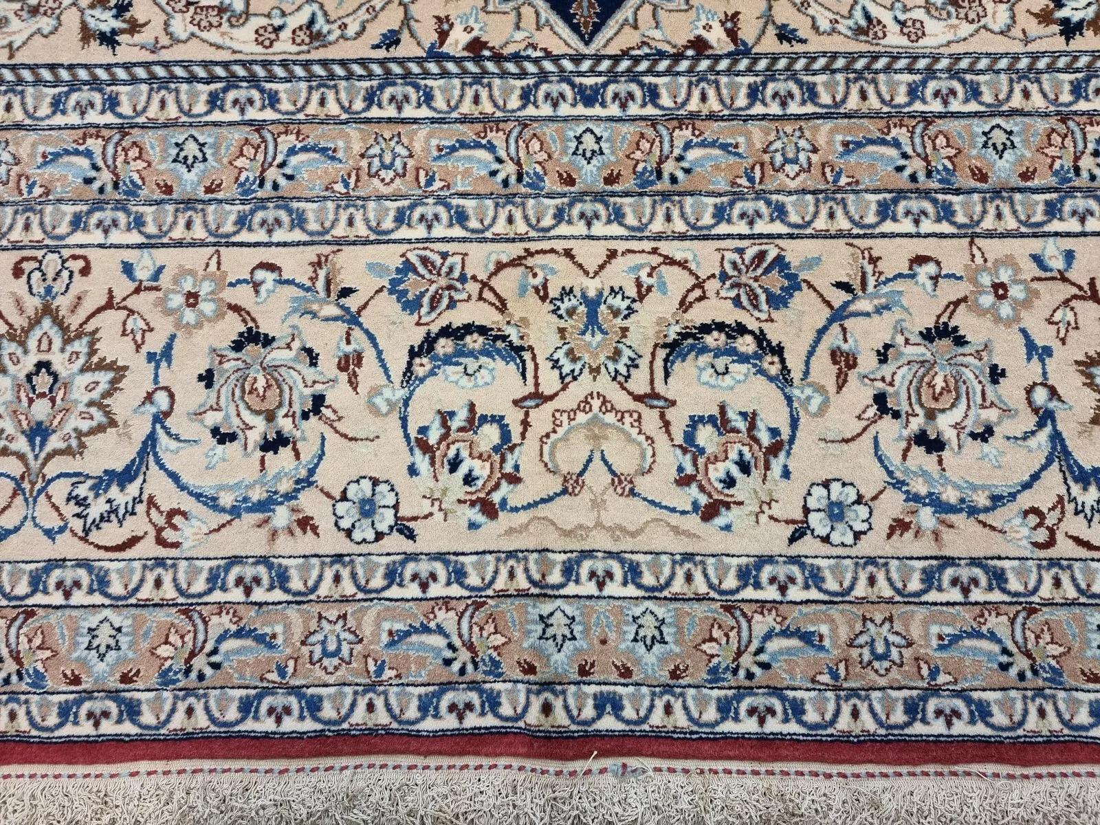Cet exquis tapis persan Nain 6La Tudeshk des années 1920 témoigne de l'élégance et de l'artisanat complexe qui font la réputation des tapis Nain. Composé d'un riche mélange de laine de kork et de soie sur une base de coton, ses motifs détaillés et