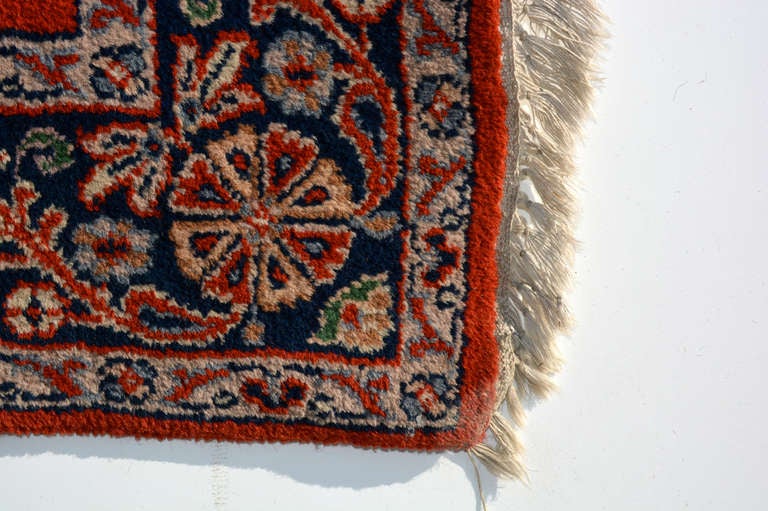 Tappeto Arazzo
Antico tappeto persiano rosso, verde e blu annodato a mano
Motivo piacevole, seta e lana, anni '50 circa.
Dimensioni: 46 x 74
Peso circa 20 libbre.
Non restaurato. Condizioni originali di usato d'epoca. Usato delicatamente. Fare