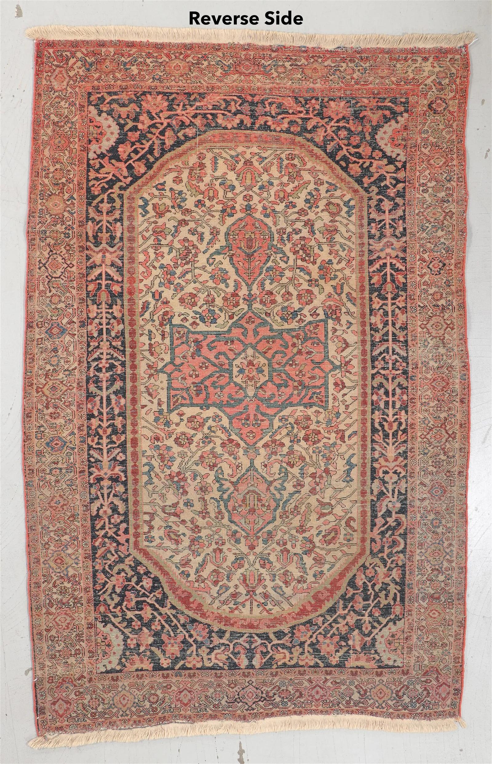 Eleg, l'élégance intemporelle du tissage persan, avec ce tapis Sarouk Ferahan, originaire de Perse et datant d'environ 1900. Mesurant 4 pieds 3 pouces de largeur et 6 pieds 10 pouces de longueur (130 x 208 cm), ce tapis captivant témoigne de la