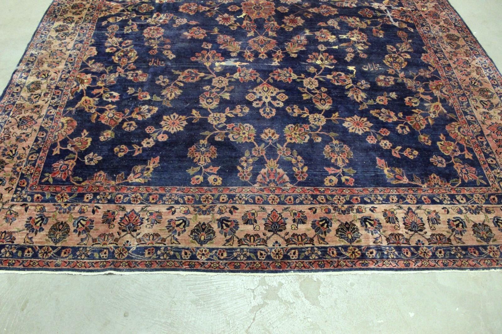 Ein prächtiger antiker persischer Sarouk-Teppich, handgeknüpft aus feiner Wolle, der ein klassisches Kashan-Muster mit komplizierten Blumenmotiven und reichen, harmonischen Farbtönen zeigt. Dieses außergewöhnliche Stück aus der Zeit um 1900 spiegelt