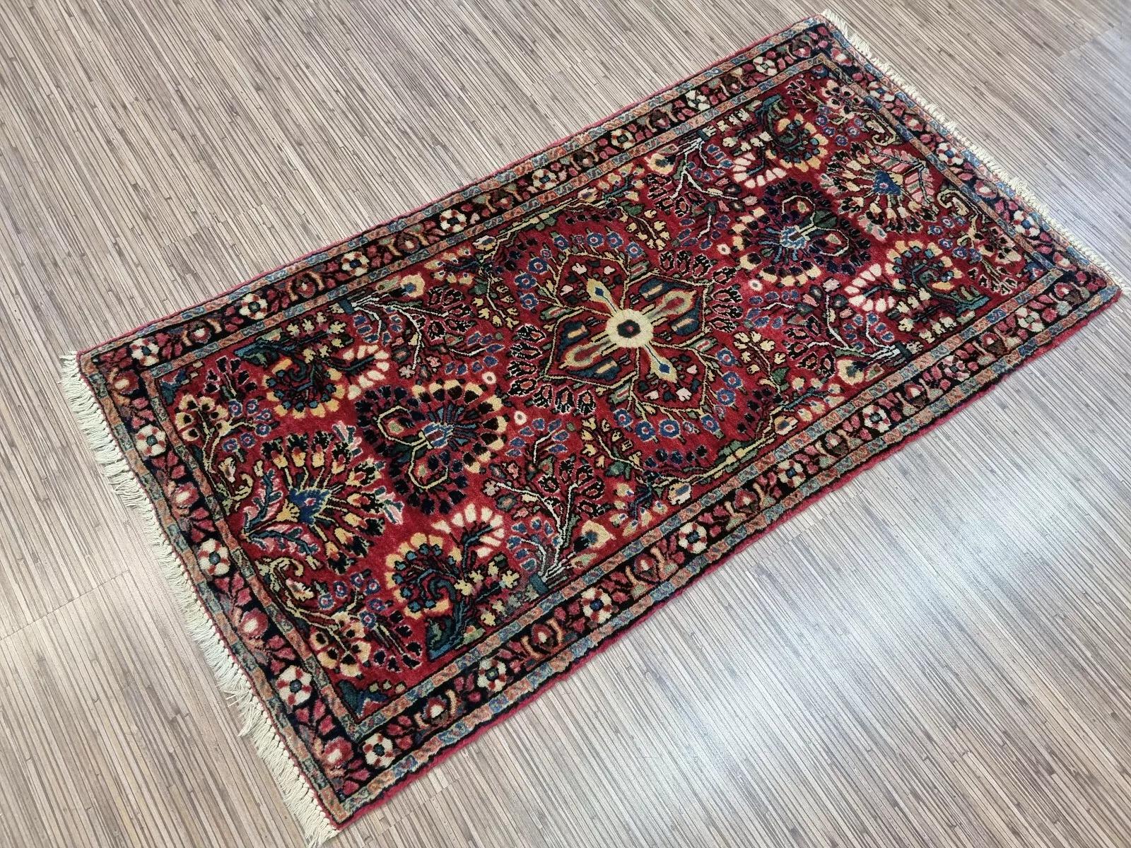 Ce superbe tapis persan Sarough ancien, une rare pièce réimportée des États-Unis datant du début du XXe siècle, témoigne d'un artisanat de qualité et d'un design intemporel. Noué à la main avec de la laine de première qualité sur une base de coton,