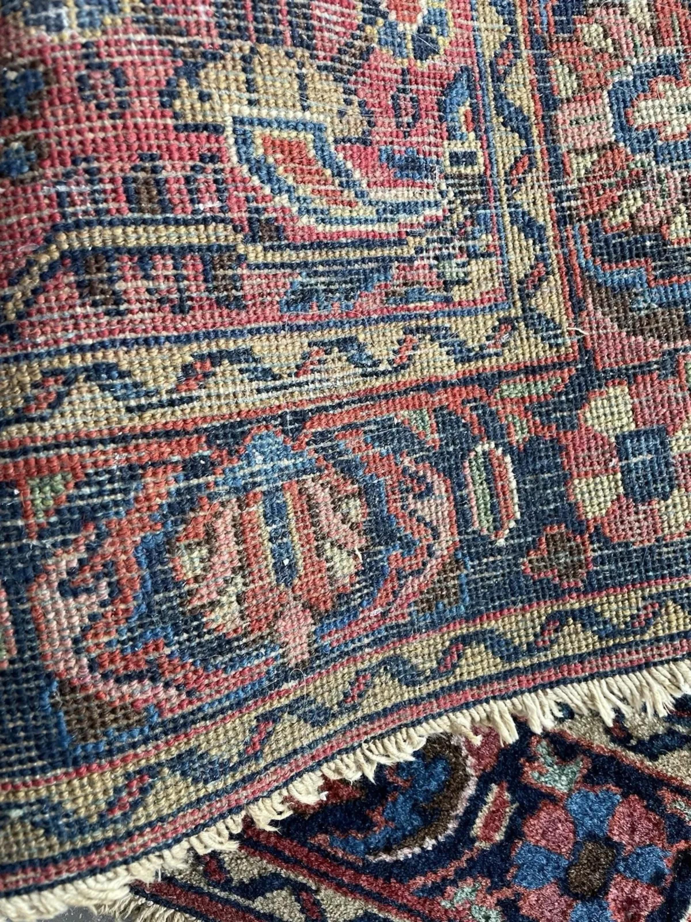 Uno squisito tappeto persiano Sarouk annodato a mano nella Persia centrale, risalente all'epoca dell'Art Deco, circa 1920. I saruk di questo periodo sono rinomati per l'eccezionale densità dell'intreccio, la lussuosa qualità della lana e le