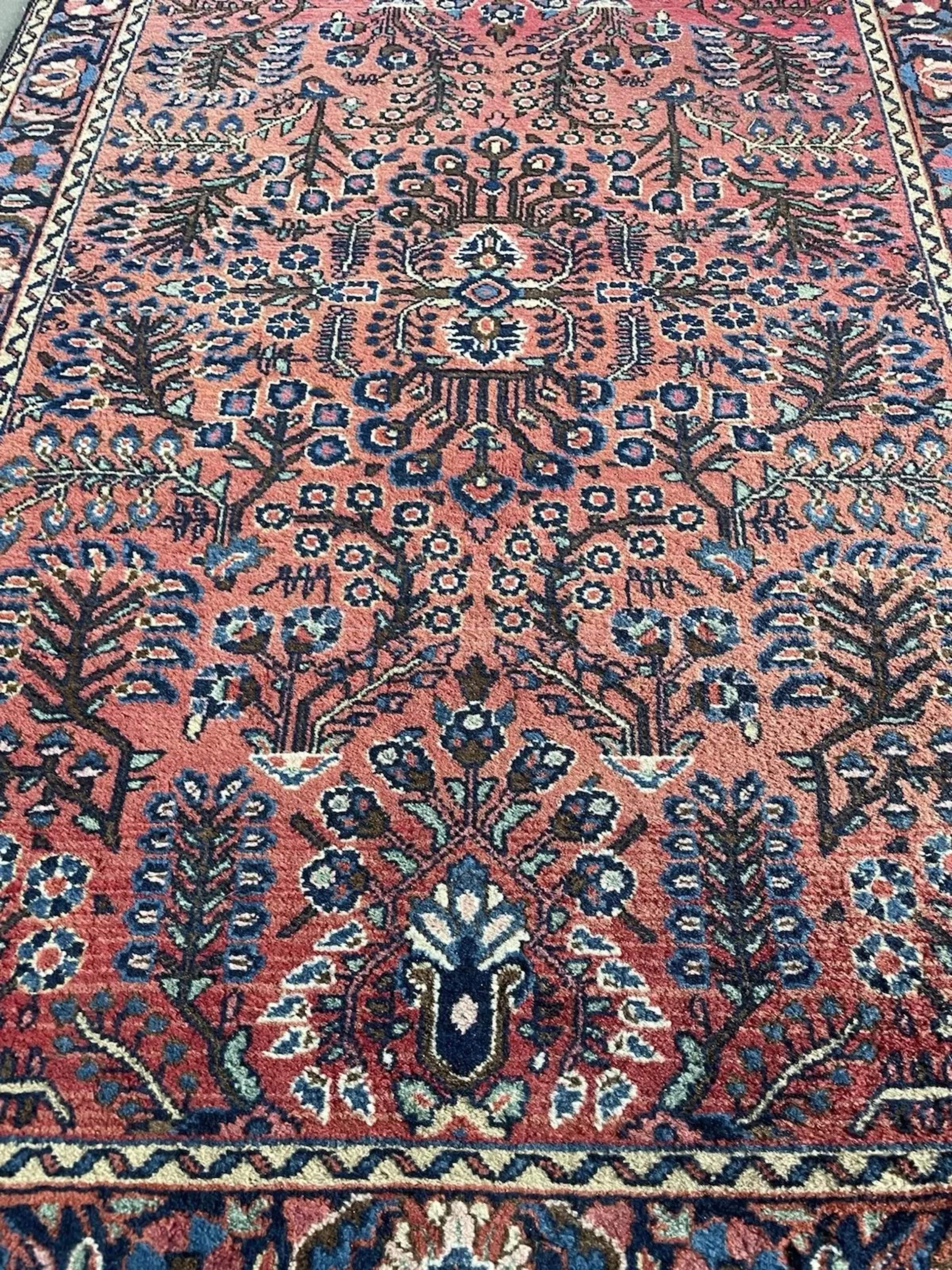 Annodato a mano Tappeto Sarouk persiano antico fatto a mano 3,6' x 5,1', anni '20 - 1N121 in vendita