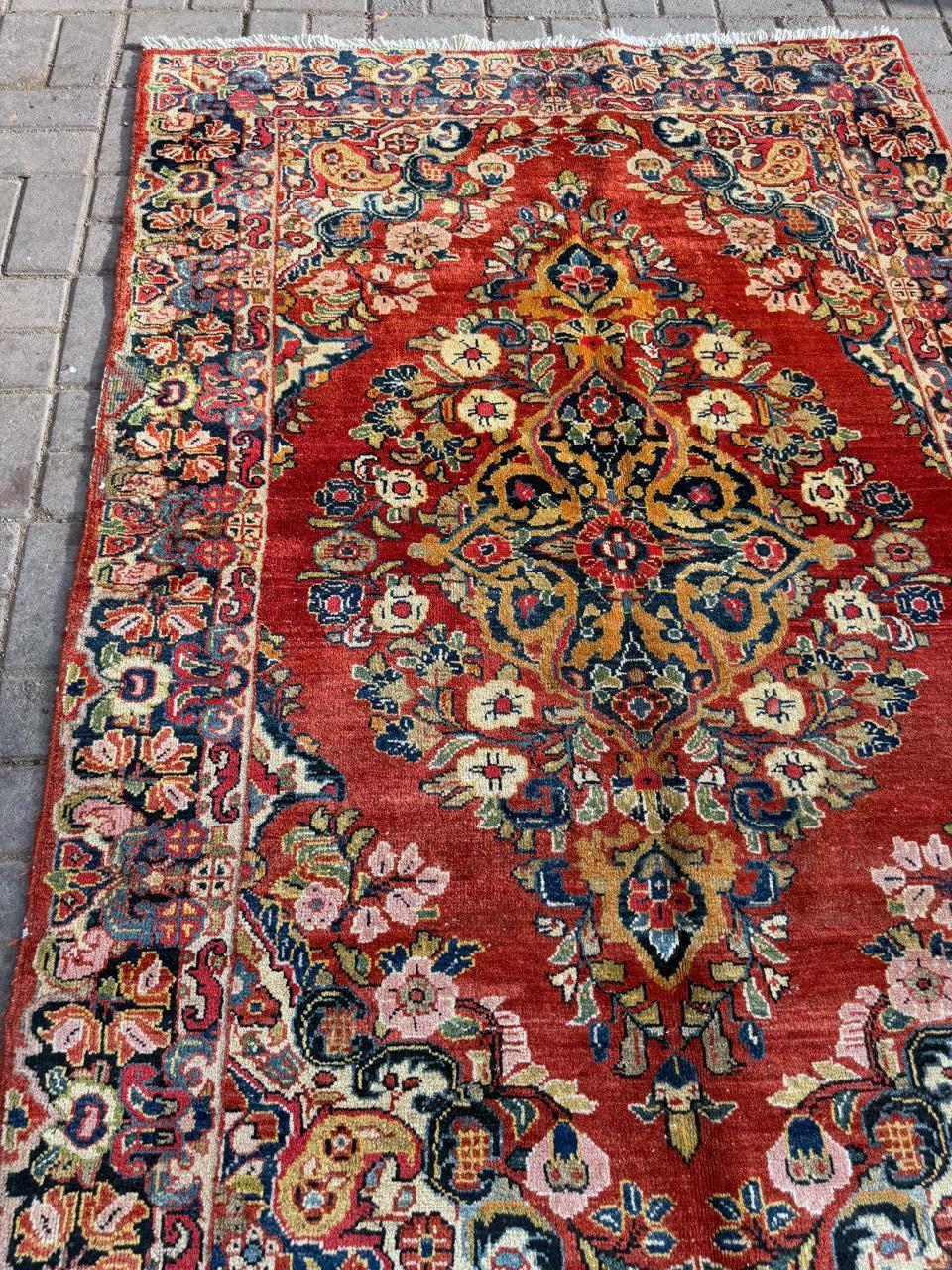 Dieser antike persische Sarouk-Teppich (ca. 1920) ist ein außergewöhnlich schönes und klassisches Beispiel für die Weberei des frühen 20. Jahrhunderts und wegen seiner dauerhaften Qualität und anspruchsvollen Ästhetik ein Favorit unter den