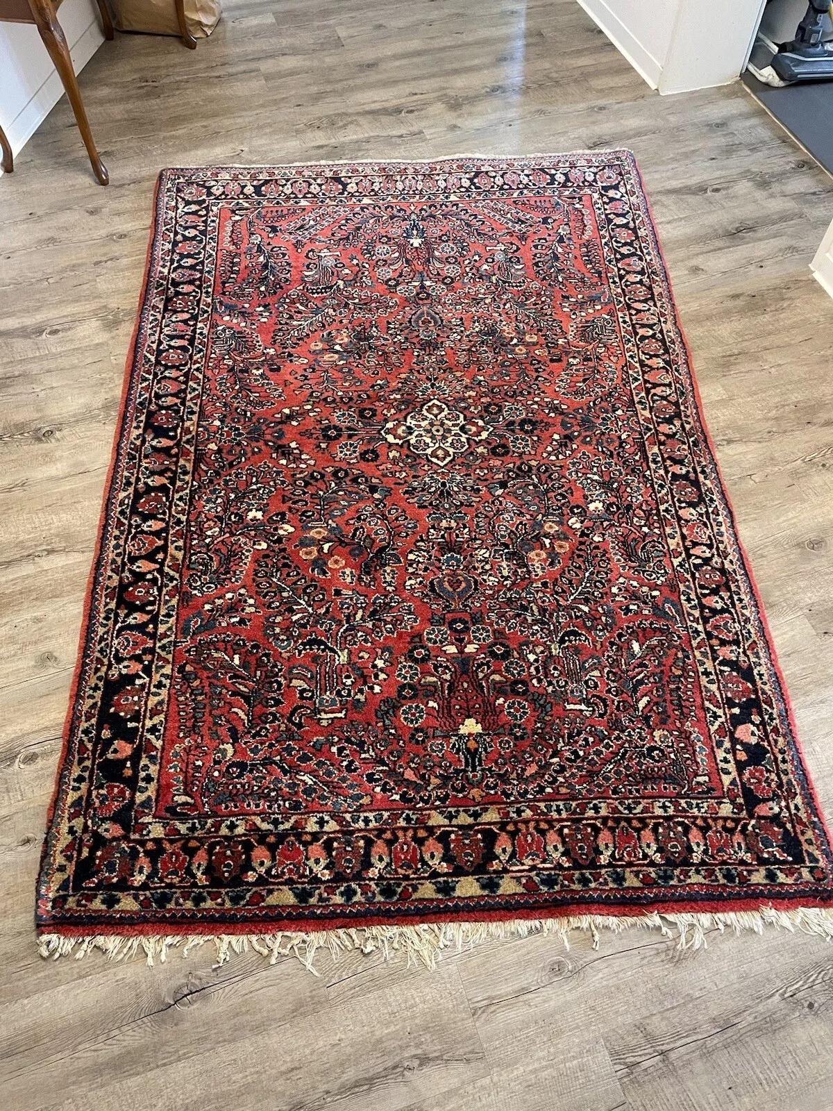 Ce tapis sarouk persan ancien des années 1920, fait à la main, est un bel exemple de l'artisanat traditionnel. Mesurant 6,5 pieds (199 cm) de long et 4,3 pieds (131 cm) de large, ce tapis en laine exquis est en bon état. Il présente des motifs