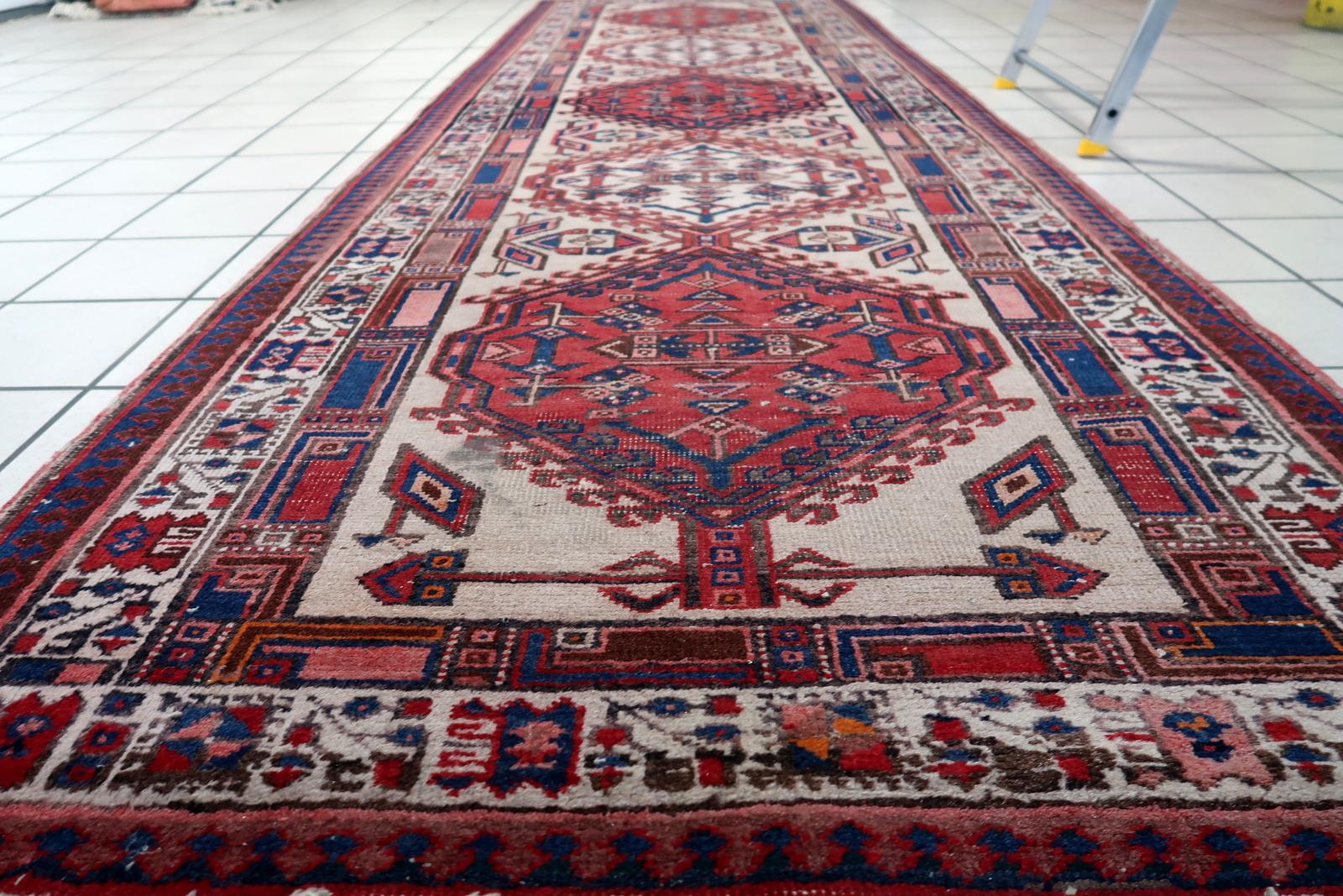 Handgefertigter antiker persischer Serab-Läufer 3.3' x 10.6' 1920er Jahre - 1C1165 im Angebot 2