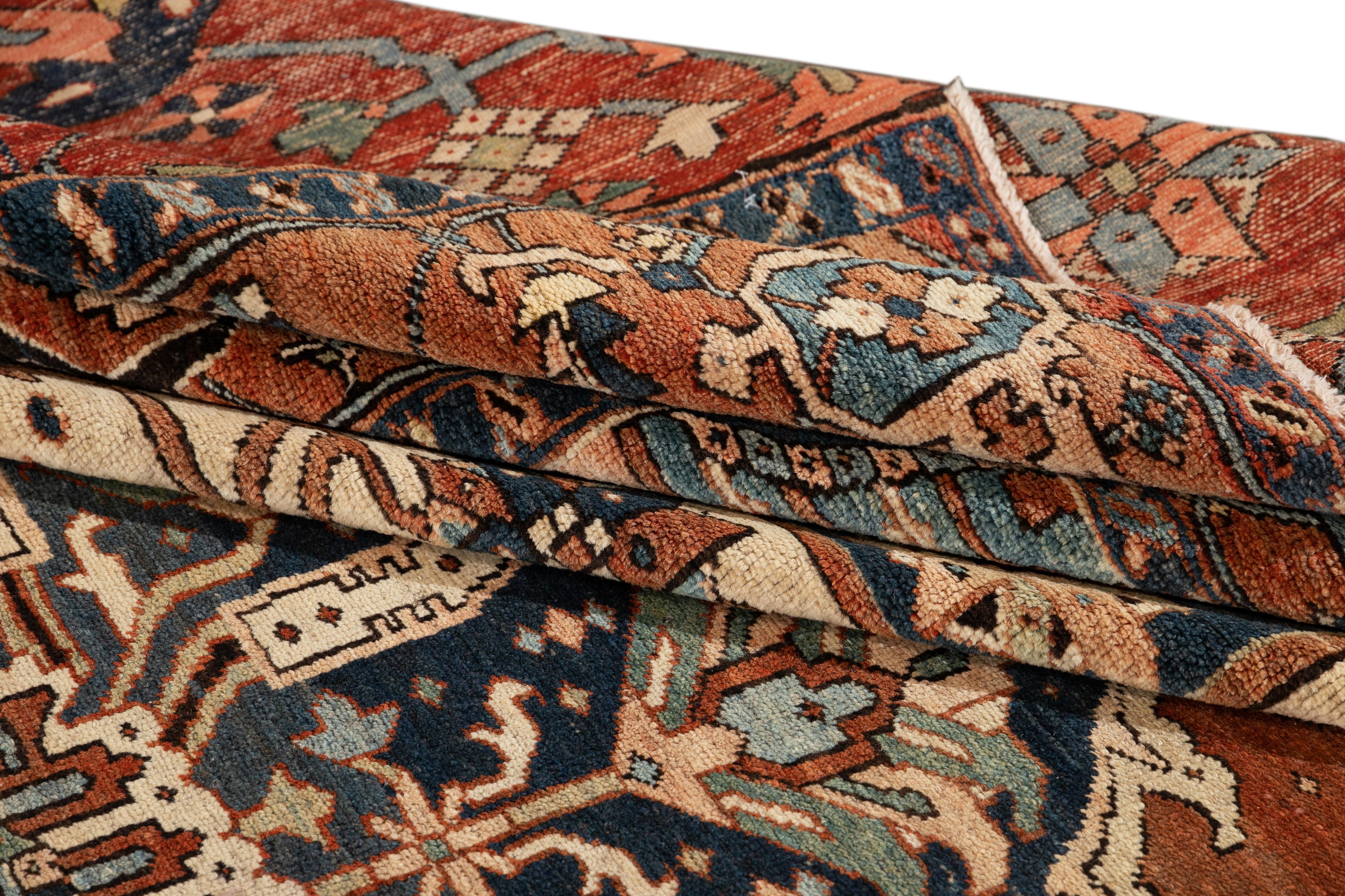 Handgefertigter antiker persischer Serapi-Medaillon-Wollteppich in Orange- Rostfarben  (Persisch) im Angebot