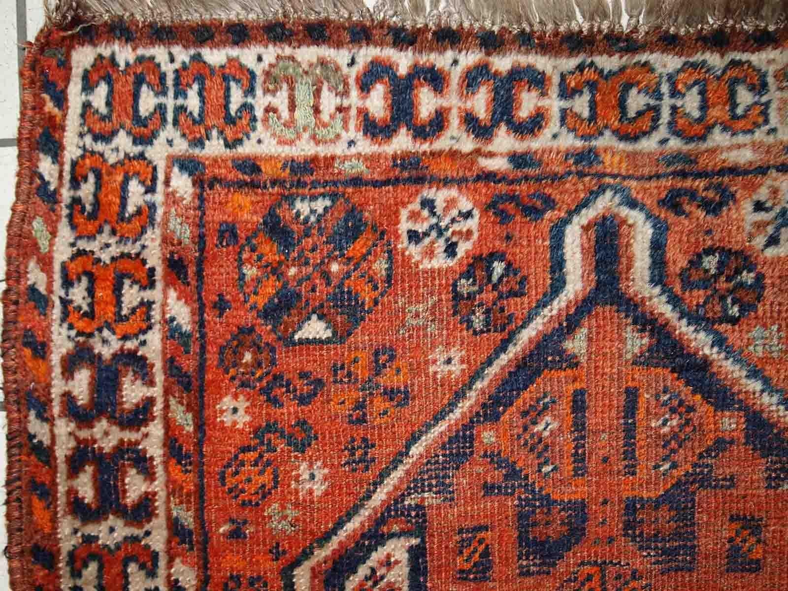 Handgefertigter antiker Teppich aus dem Nahen Osten in traditionellem Design. Der Teppich stammt aus dem Anfang des 20. Jahrhunderts und ist in schlechtem Zustand. 

-Zustand: notleidend,

-CIRCA: 1900er Jahre,

-Größe: 2,8' x 3,7' (87cm x