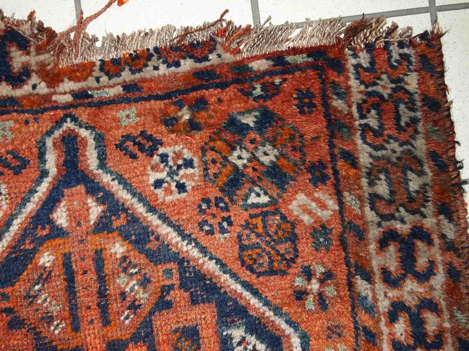 Handmade Antique Persian Shiraz distressed Rug, 1900s, 1C810 For Sale 1