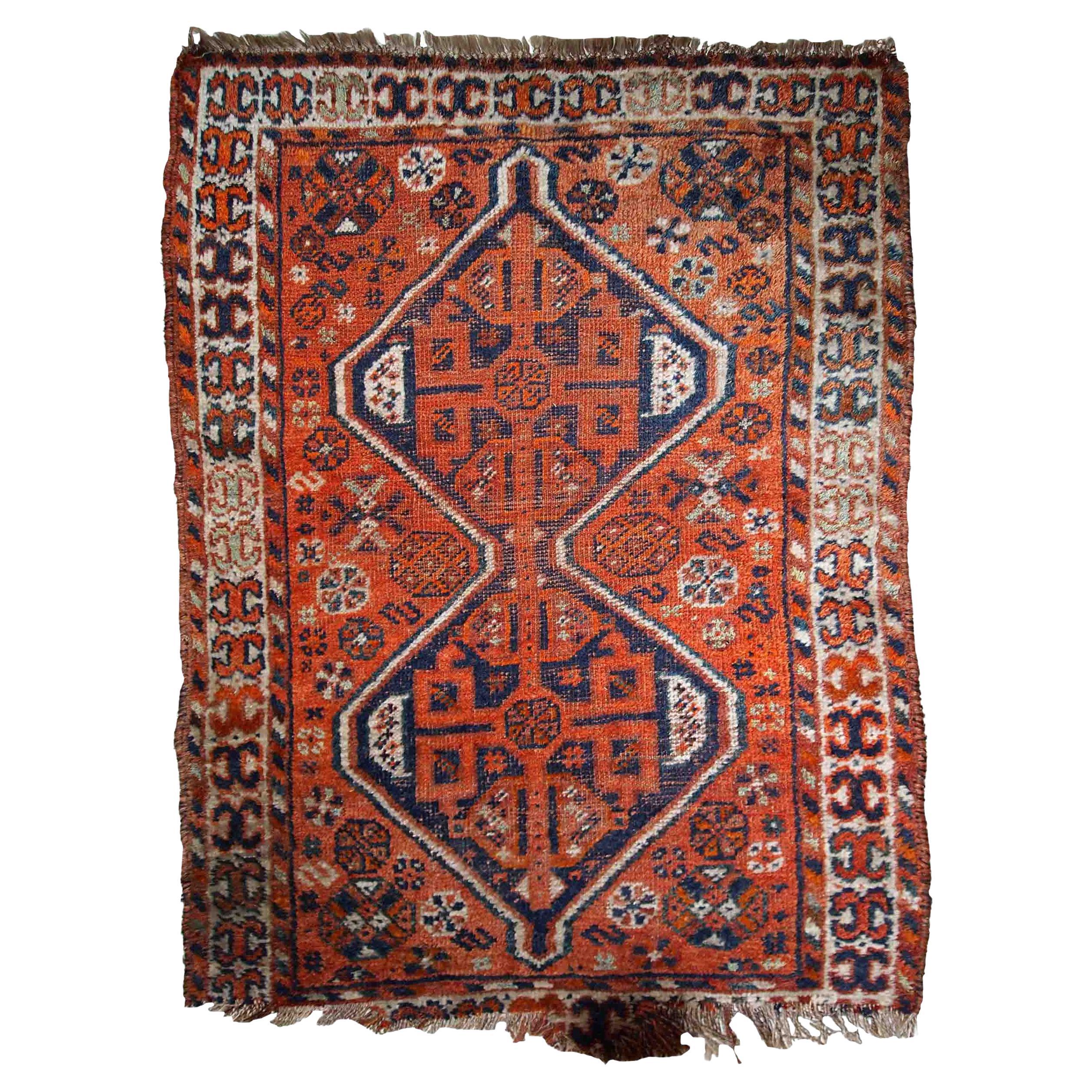 Handgefertigter antiker persischer Shiraz-Teppich im Used-Look, 1900er Jahre, 1C810 im Angebot