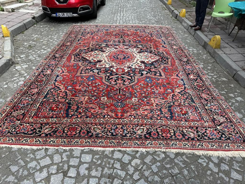 Introducing our Handmade Antique Persian Style Bakhtiari Large Rug, an exquisite masterpiece that exudes timeless grandeur.

Specifications:

Size: 9.8' x 14.8'
Era: 1900s
Condition: Great Original Condition
Description:
This Handmade Antique