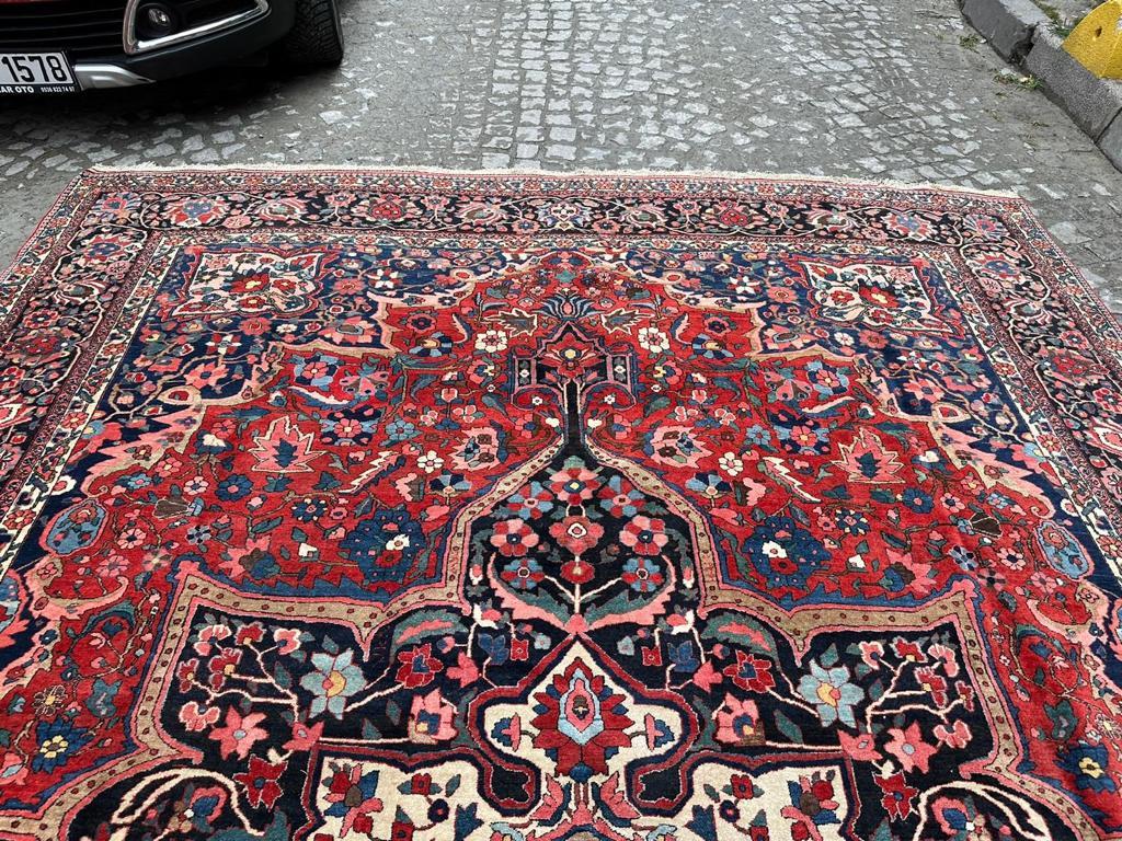 Early 20th Century Handmade Antique Persian Style Bakhtiari Large Rug 9.8' x 14.8', 1900s - 2B20 For Sale