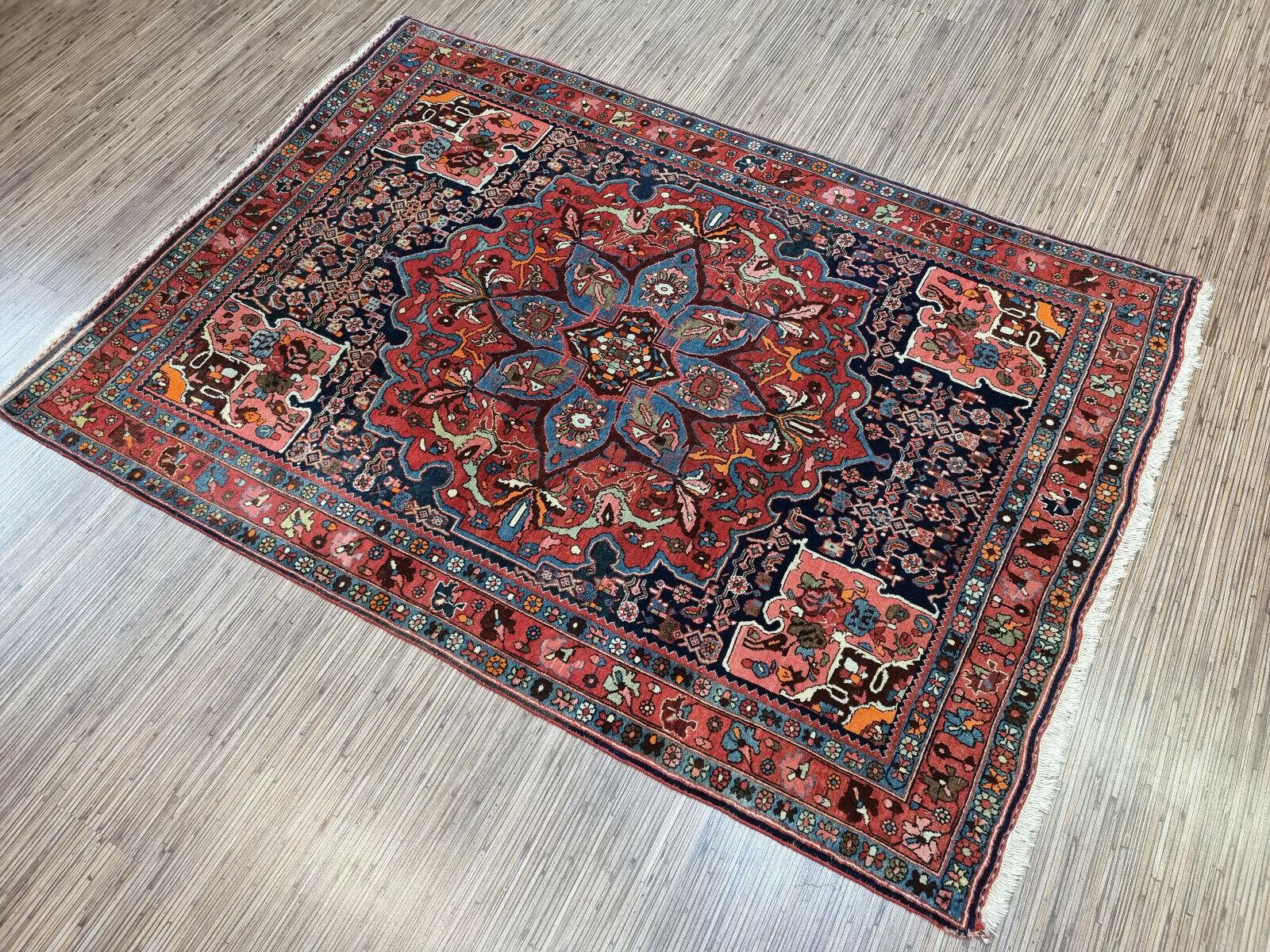 Holen Sie sich mit unserem handgefertigten antiken Bidjar-Teppich im persischen Stil ein Stück Geschichte und Kunst nach Hause. Dieser Teppich wurde in den 1910er Jahren hergestellt und misst 3,8' x 5,3', geeignet für kleine bis mittlere Räume.

Der
