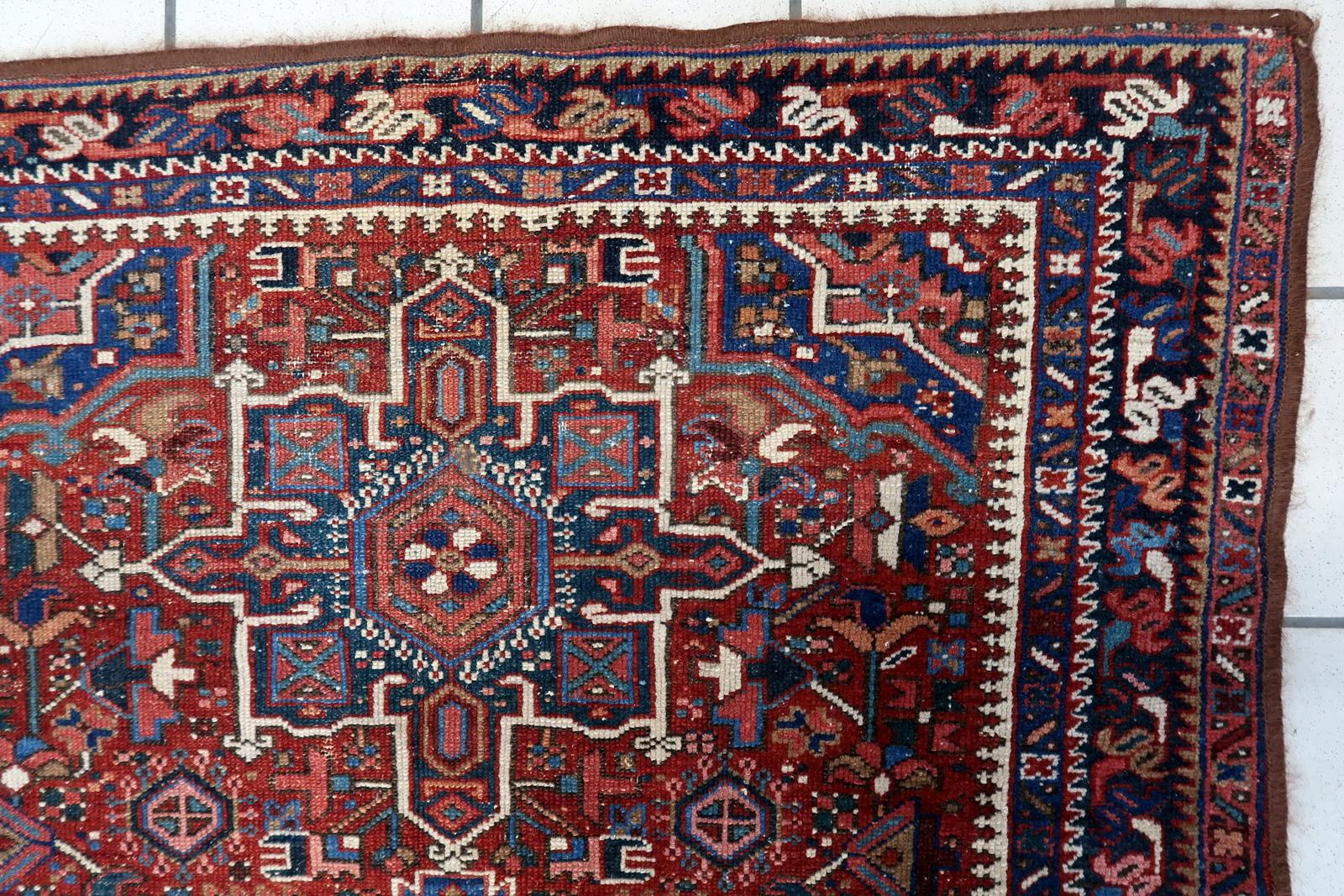 Handmade Antique Persian Hamadan Rug you’ve shared:

Design and Colors:
This rug boasts an intricate design that reflects its rich heritage. The symmetrical patterns and geometric motifs are a testament to the craftsmanship of its Persian