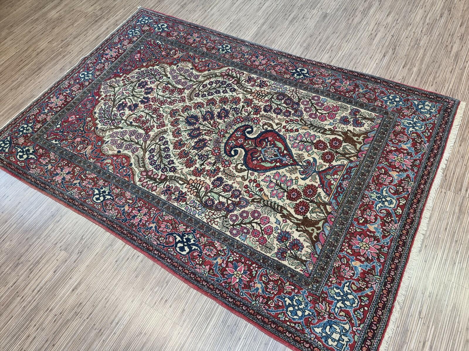 Handmade Antique Persian Style Isfahan Prayer Rug 4.6’ x 6.8’, 1900s, Good Condition, Wool

Bring home a piece of history and elegance with this handmade antique Persian style Isfahan prayer rug. This stunning rug was crafted in the 1900s,
