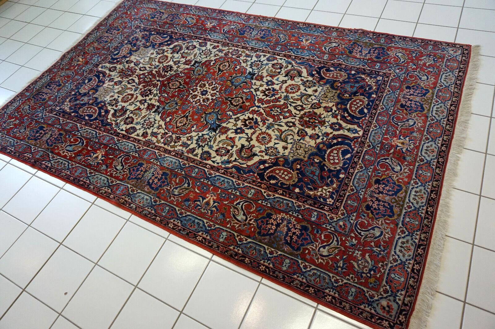 Dieser handgefertigte antike Isfahan-Teppich im persischen Stil ist ein bemerkenswertes Stück Kunstfertigkeit aus den 1920er Jahren. Lassen Sie mich das komplizierte Design und die fesselnden Farben anhand des Bildes beschreiben:

Design/One