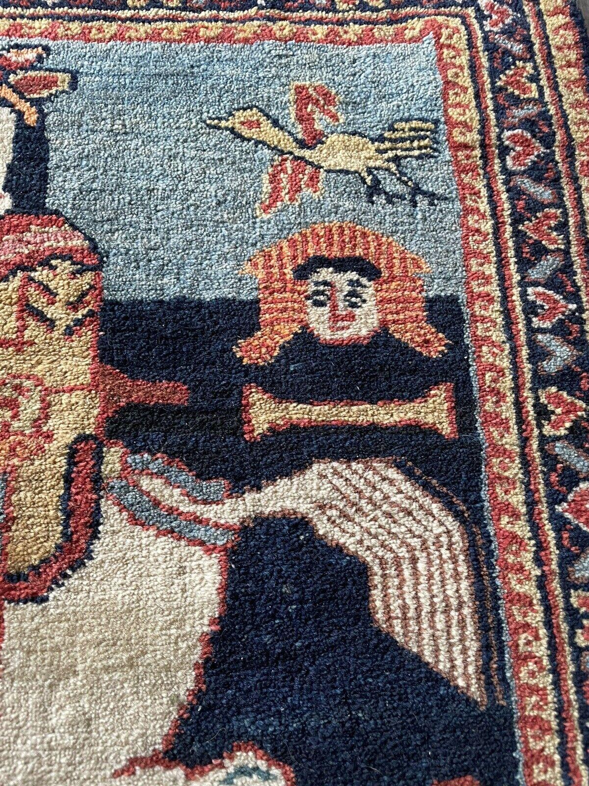 Améliorez votre collection avec cet exquis tapis de collection Lilihan de style persan antique fait à la main. Fabriquée dans les années 1920, cette pièce de collection mesure 2,2 x 3,1 pieds et arbore un motif pictural représentant une dame et un