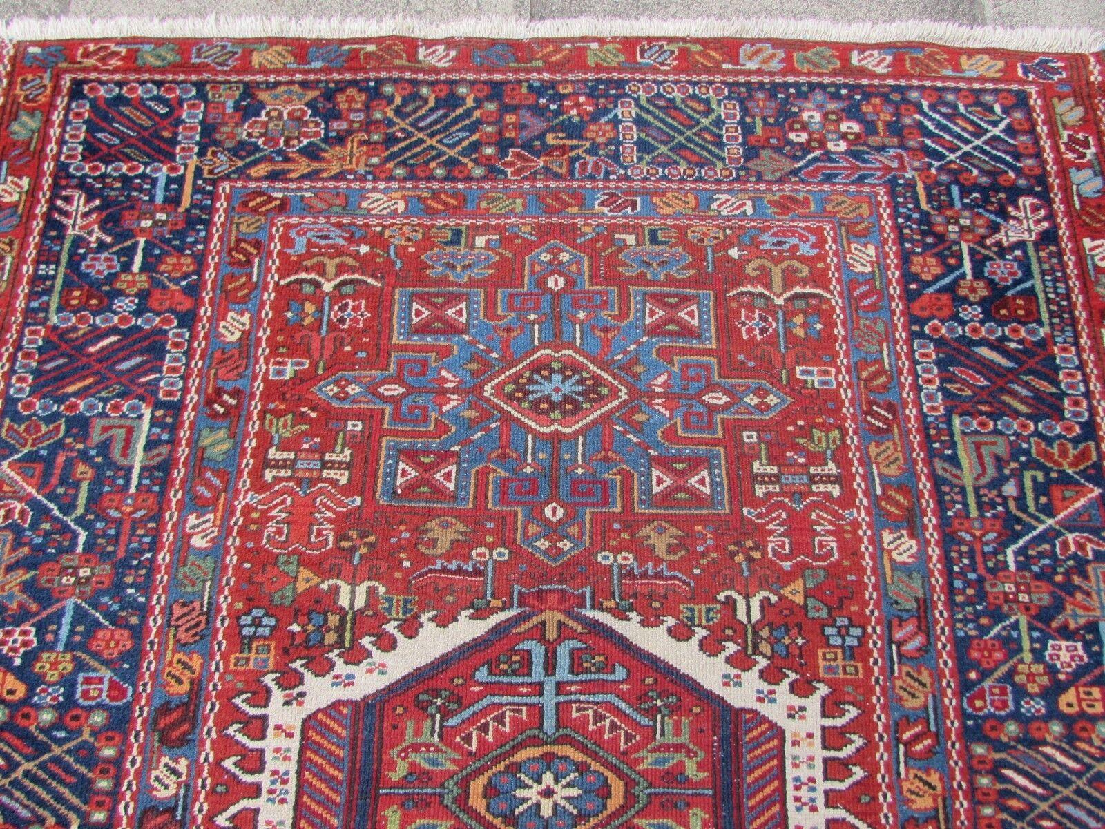 Erhöhen Sie die Ästhetik Ihres Wohnraums mit diesem handgefertigten antiken Karajeh-Teppich im persischen Stil, einem fesselnden Stück aus den 1920er Jahren, das sowohl Geschichte als auch Schönheit ausstrahlt.

Wesentliche Merkmale:

Größe: Mit den