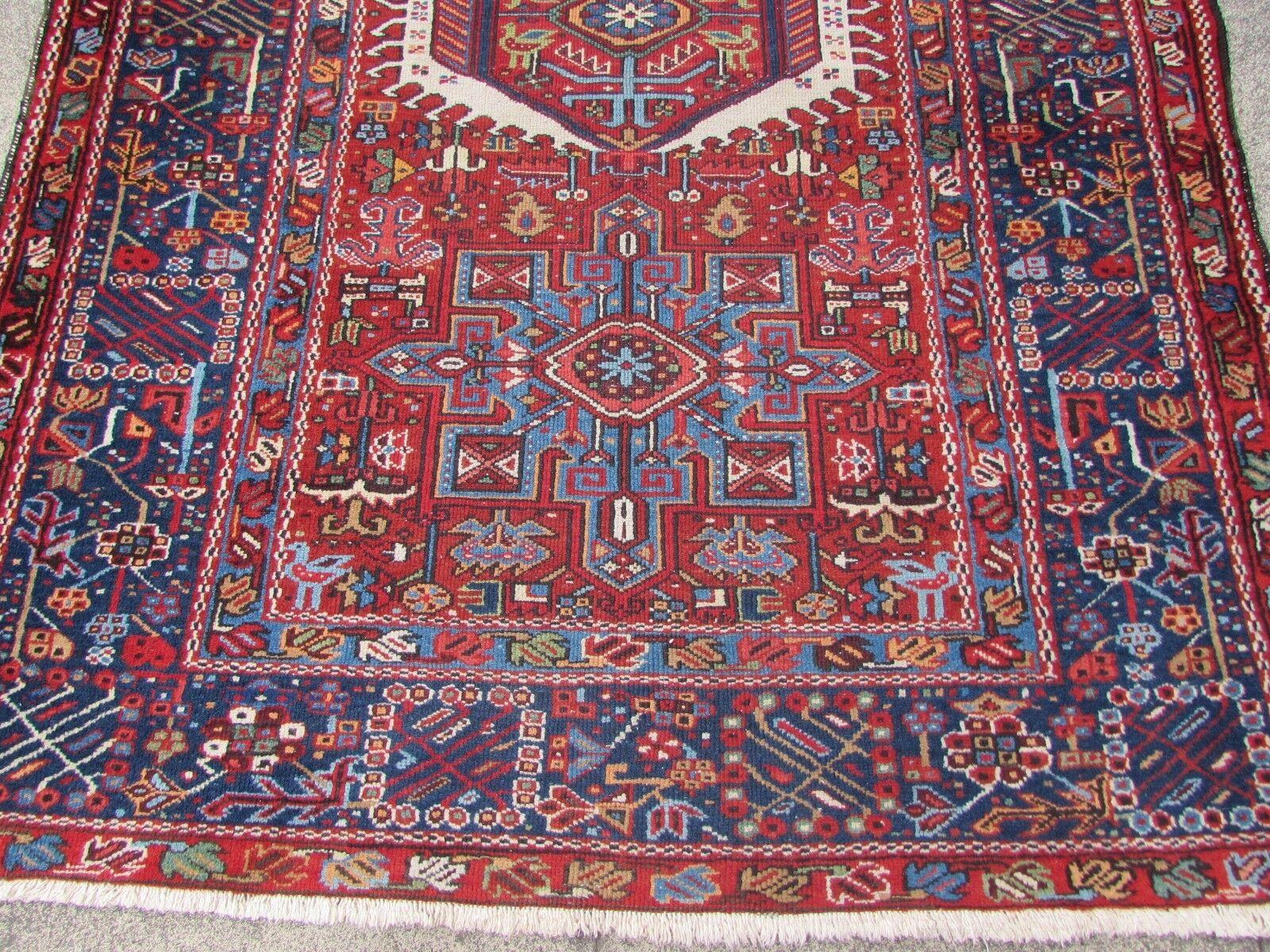  Handgefertigter antiker Karajeh-Teppich im persischen Stil 4,6' x 6', 1920er Jahre - 1Q56 (Französisch) im Angebot
