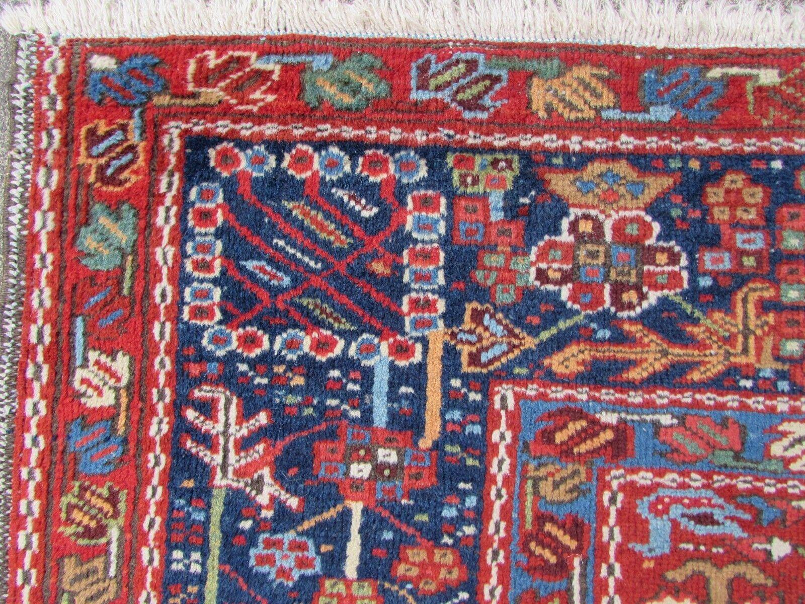 Handgefertigter antiker Karajeh-Teppich im persischen Stil 4,6' x 6', 1920er Jahre - 1Q56 (Handgeknüpft) im Angebot