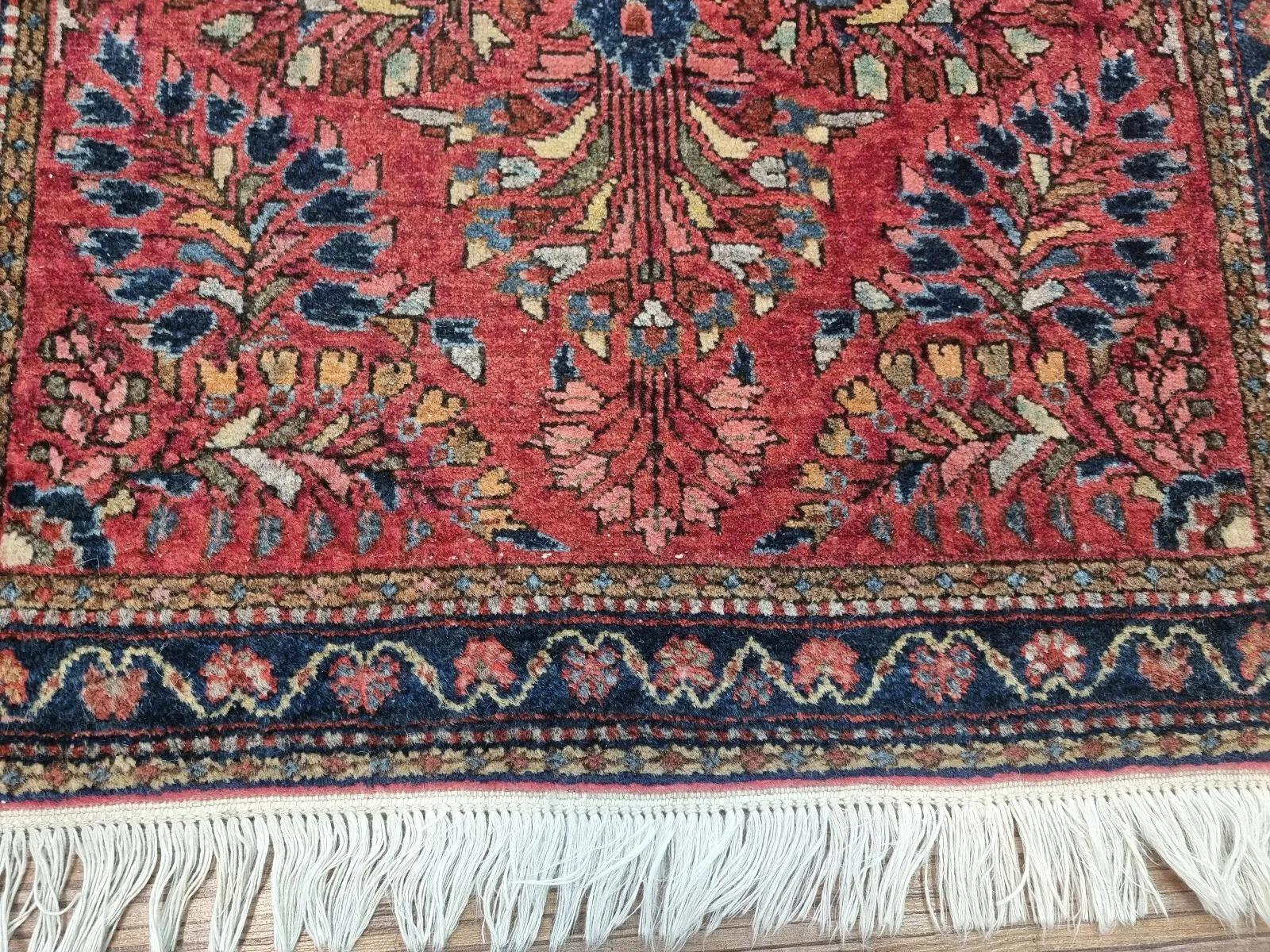 Remontez le temps avec cet authentique tapis Sarough antique, une pièce rare de l'artisanat du début du XXe siècle. Noué à la main avec soin, il est composé de laine de haute qualité sur une base de coton. Ce tapis centenaire présente des motifs