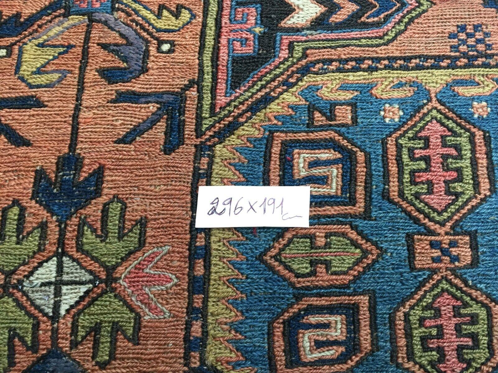 Handgefertigter antiker Sumak-Teppich im persischen Stil:

Einzelheiten zum Produkt:
Name: Handgefertigter antiker Sumak-Teppich im persischen Stil
Größe: 6,2' x 9,7' (ungefähr 6 Fuß 2 Zoll mal 9 Fuß 7 Zoll)
Herkunft: Gefertigt in den 1920er