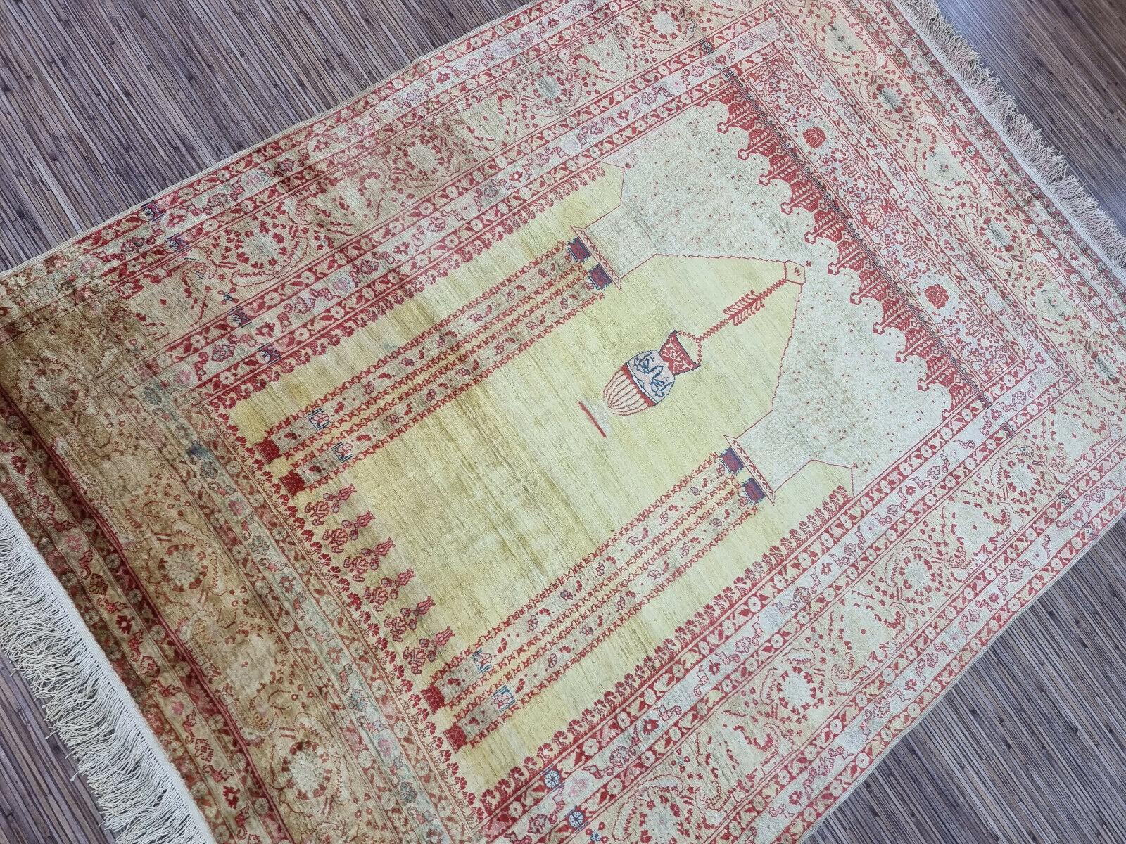 Handgefertigte antike persischen Stil Tabriz Gebet Seidenteppich 3,8 'x 5', 1880s

Verleihen Sie Ihrem Raum einen Hauch von Eleganz und Geschichte mit diesem atemberaubenden handgefertigten antiken Seidenteppich im persischen Stil aus Täbris. Dieser