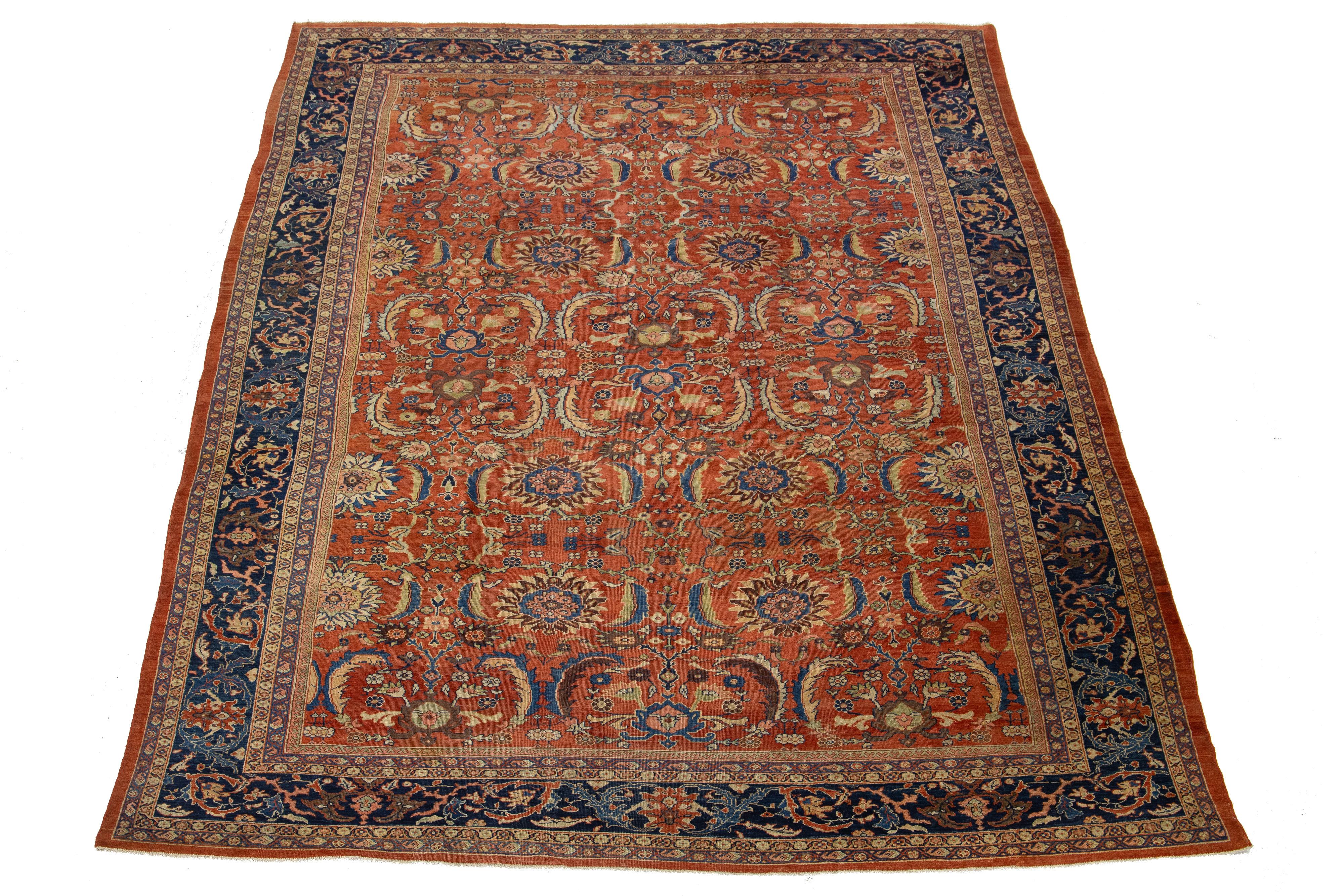 Scopri la bellezza di un antico tappeto persiano in lana Sultanabad Rugs annodato a mano, ornato da uno splendido motivo blu che contrasta meravigliosamente con un lussuoso sfondo rosso. Questo pezzo squisito è in grado di elevare qualsiasi