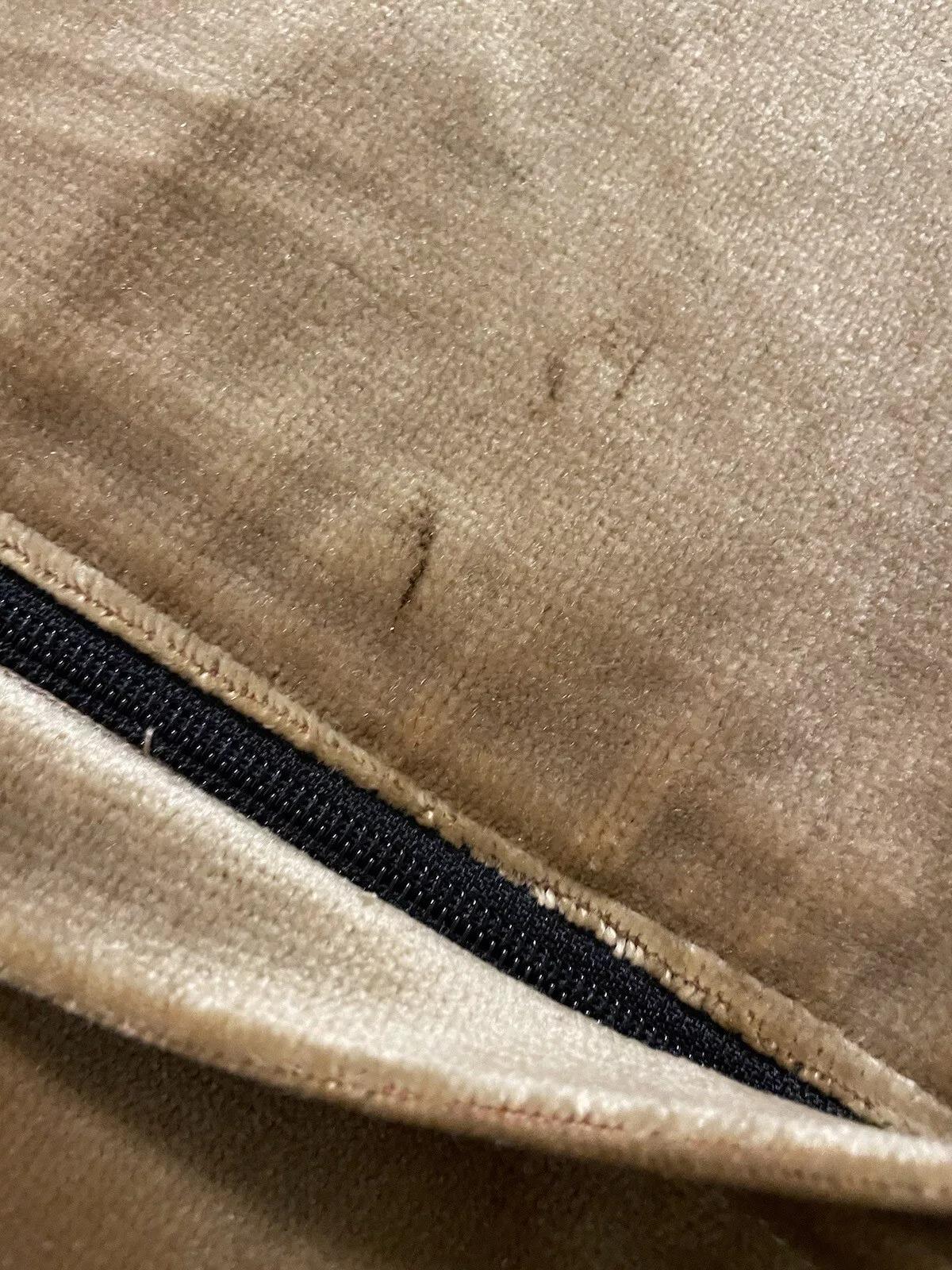 Ce sac Sumak persan ancien, fabriqué à la main et datant des années 1930, est une pièce étonnante de l'artisanat traditionnel et du design. Mesurant 40 cm x 40 cm, ce sac en laine est un exemple remarquable de l'art textile Sumak, présentant des