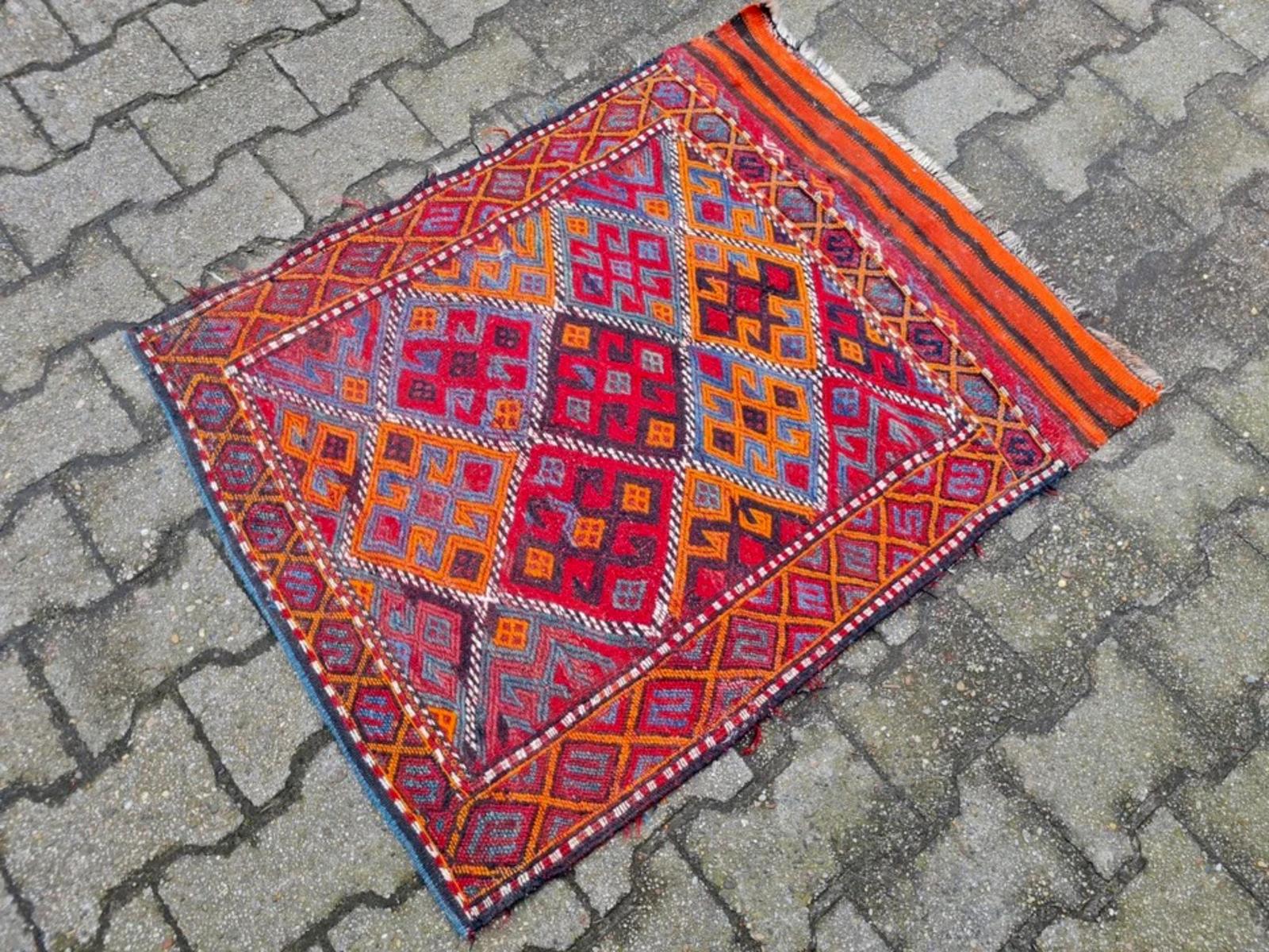 Descubre la textura y el arte de un antiguo Sumak Kilim persa
Adopta el carácter audaz de este auténtico Sumak Kilim persa antiguo hecho a mano, testimonio de las perdurables tradiciones tejedoras de Persia, que data de la década de 1930. A