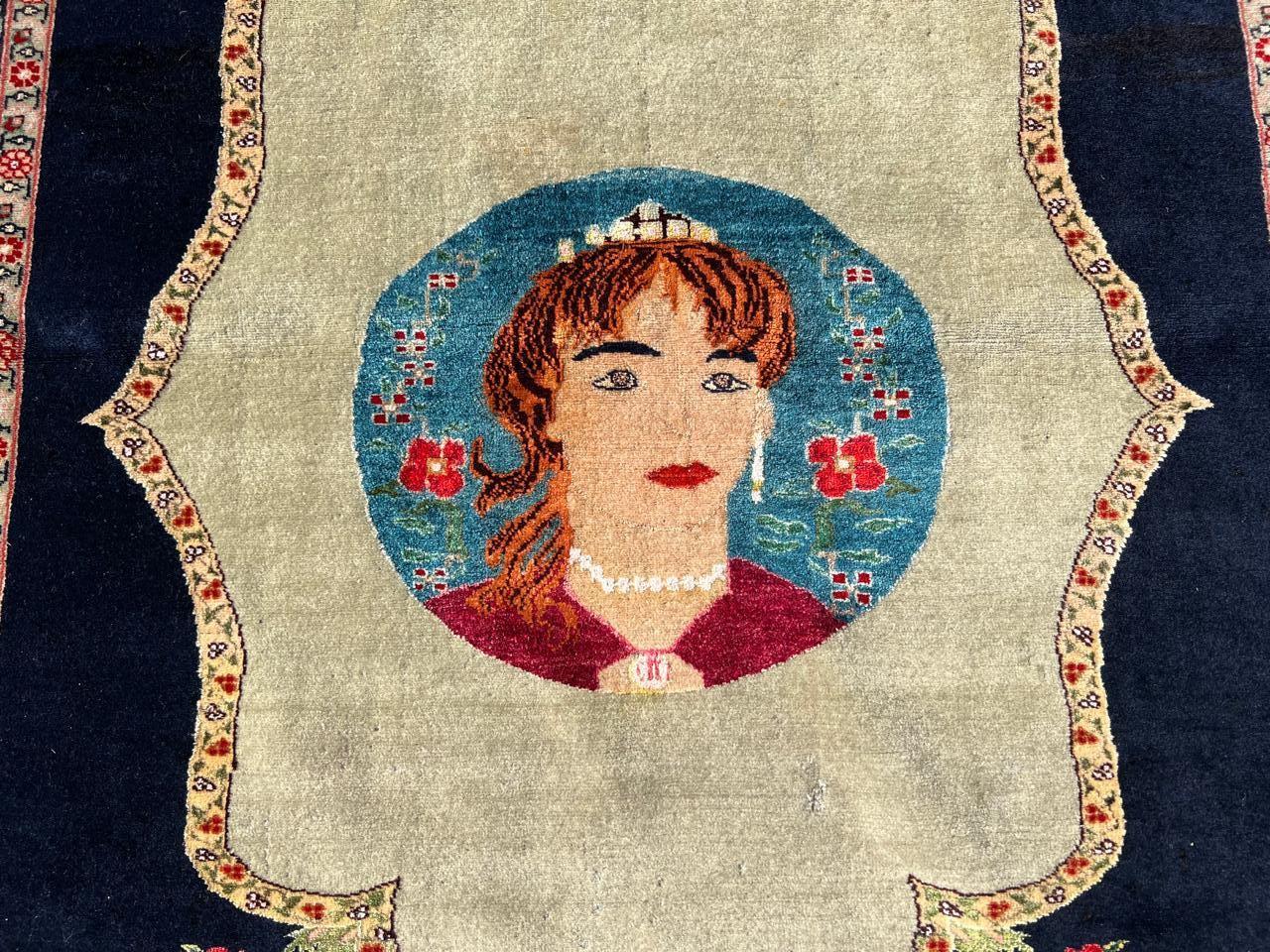 Antiker persischer Täbris-Porträtteppich, CIRCA 1920er Jahre
Dieser äußerst seltene und sammelwürdige antike persische Täbriz-Teppich aus den 1920er Jahren ist ein bemerkenswertes Stück Webkunst. Handgeknüpft aus hochwertiger Wolle mit zarten