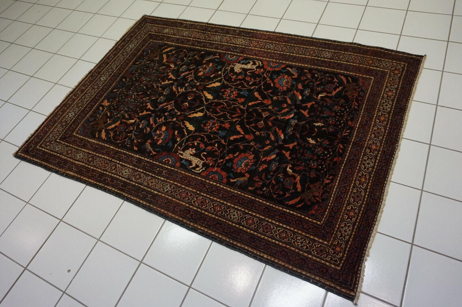Handgefertigter antiker persischer Teheran-Teppich: Ein Schatz aus der Vergangenheit, dieser exquisite Teppich trägt das Geflüster der Geschichte und die Kunstfertigkeit seiner Schöpfer. Lasst uns seine Geschichte enträtseln:

Produkt Beschreibung: