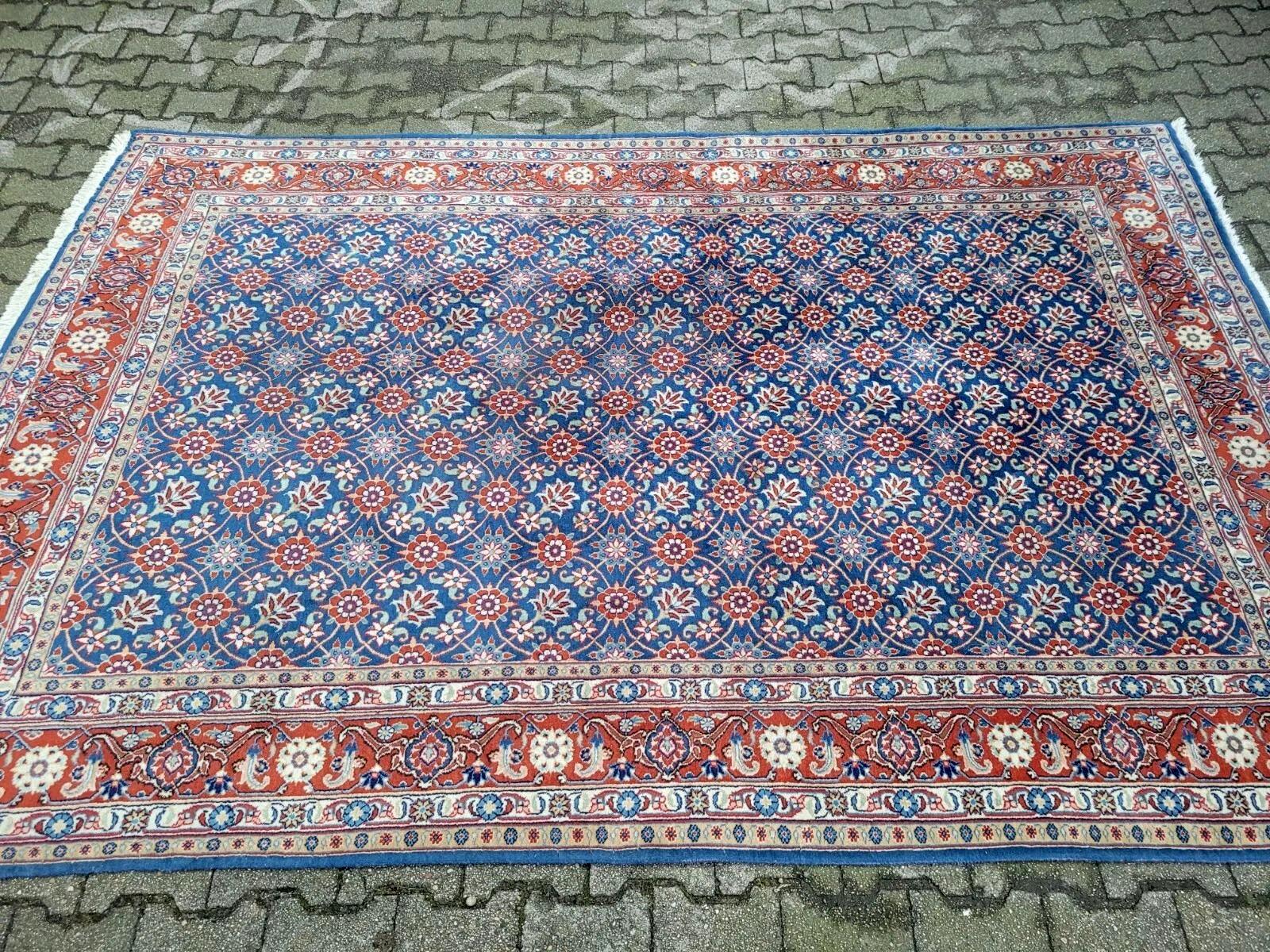 Scopri l'arte di Veramin
Questo splendido tappeto persiano antico Veramin fatto a mano, proveniente dalla regione di Veramin in Iran e risalente agli anni '30, è una testimonianza della bellezza duratura e della meticolosa maestria della tessitura