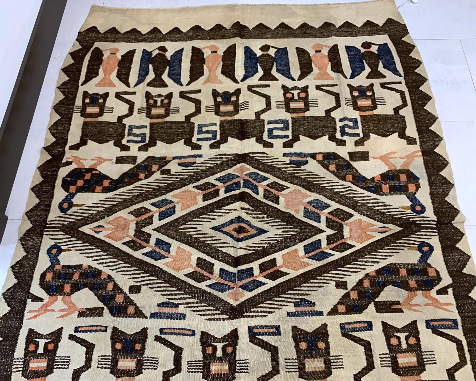 Capturez l'essence de l'artisanat péruvien traditionnel avec ce tapis ancien en laine Rug & Kilim, fabriqué à la main et datant des années 1900. Mesurant 5,5 pi x 7 pi (168 cm x 213 cm), ce tapis est en bon état compte tenu de son âge et présente