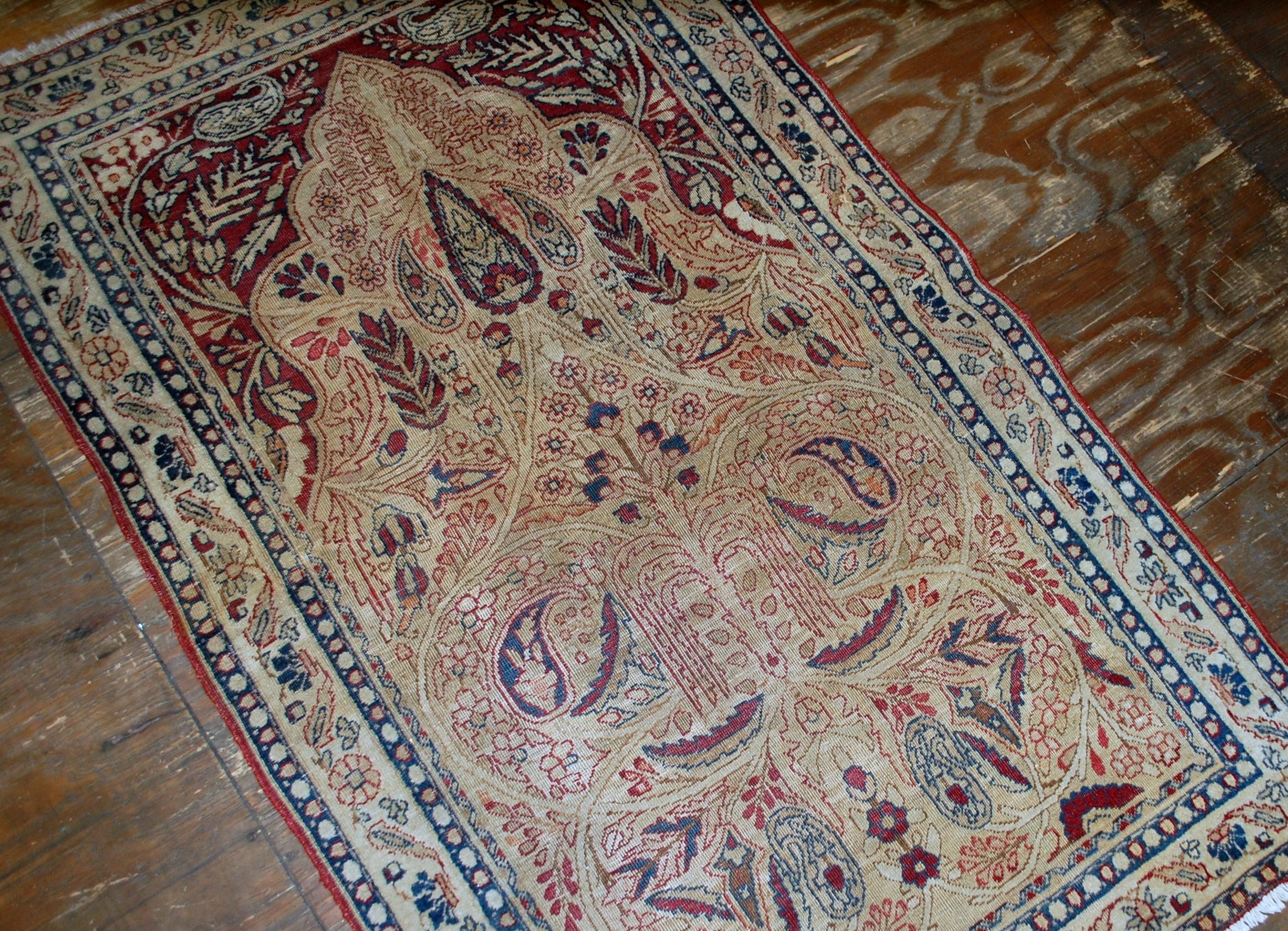 Handgefertigter antiker Gebetteppich im Kerman-Lavar-Stil, 1880er Jahre, 1B524 im Zustand „Relativ gut“ im Angebot in Bordeaux, FR