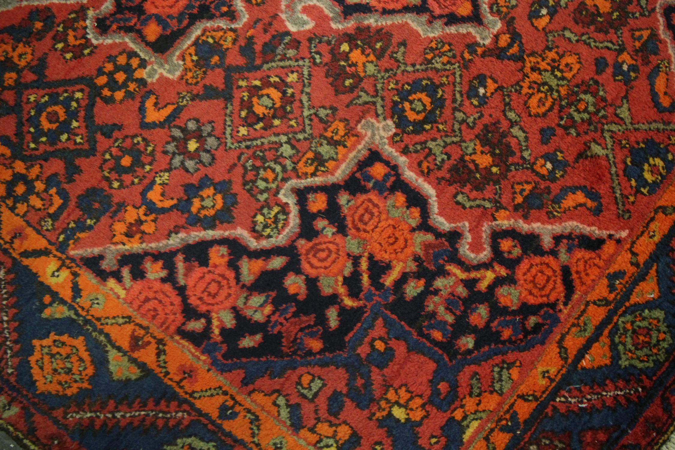 Tapis antique fait à la main Tapis oriental caucasien Karabagh Tapis de salon en laine rouge Excellent état - En vente à Hampshire, GB