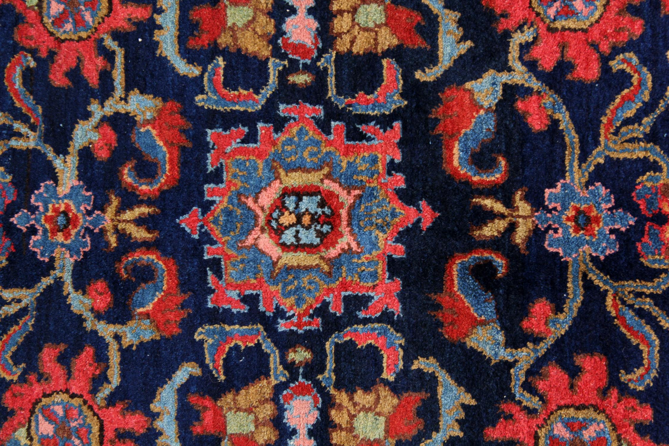 Handmade Antique Rugs Traditional Carpet Floral Wool Living Room Rug In Excellent Condition For Sale In Hampshire, GB